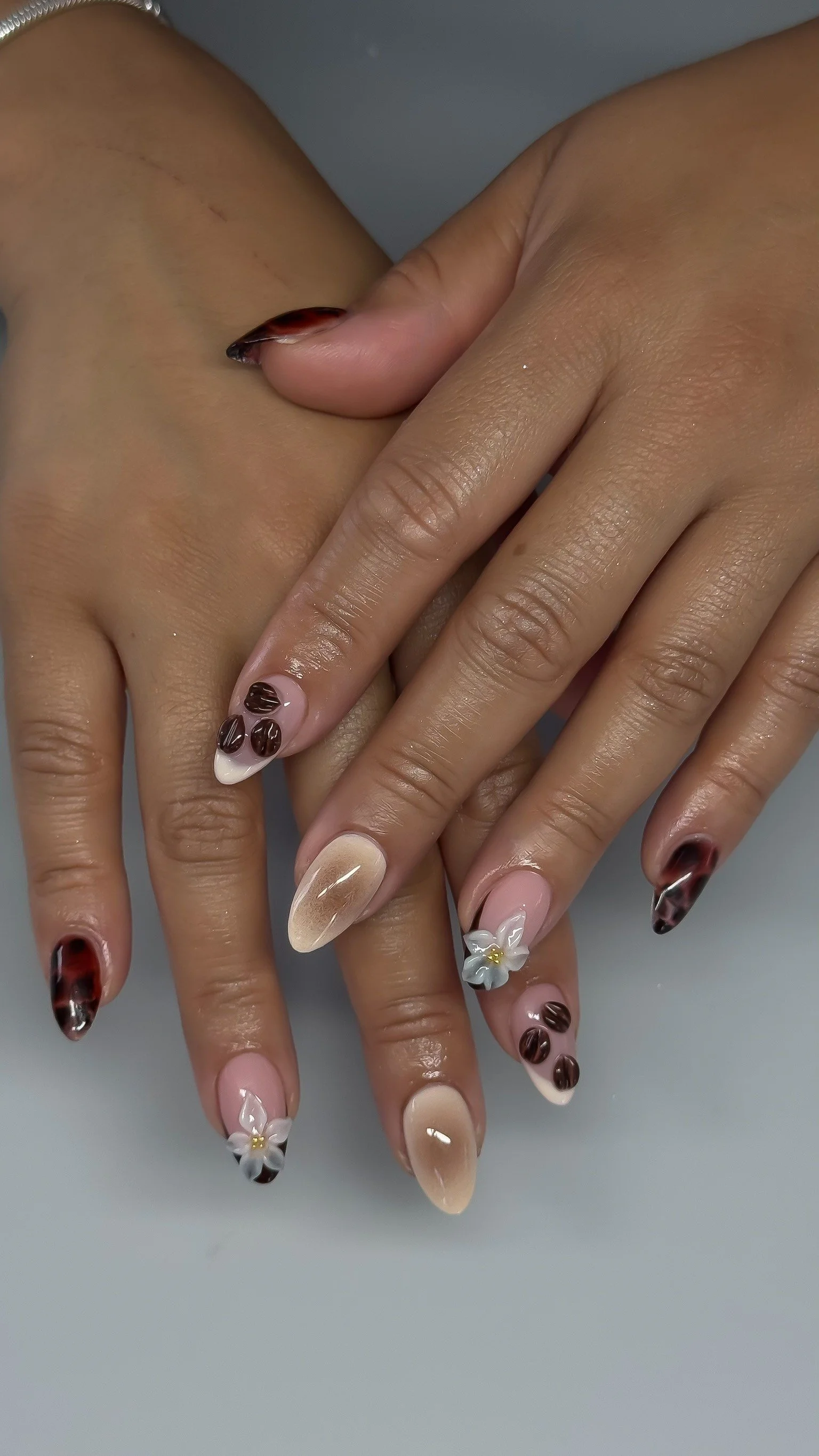 Lilith Manicure Gelx Nail Artist Ongles Pose Americaine Manucure Combinée Manucure Russe Manucure Seche Soin des ongles Manucure Luxueuse Longueuil Rive Sud Montreal