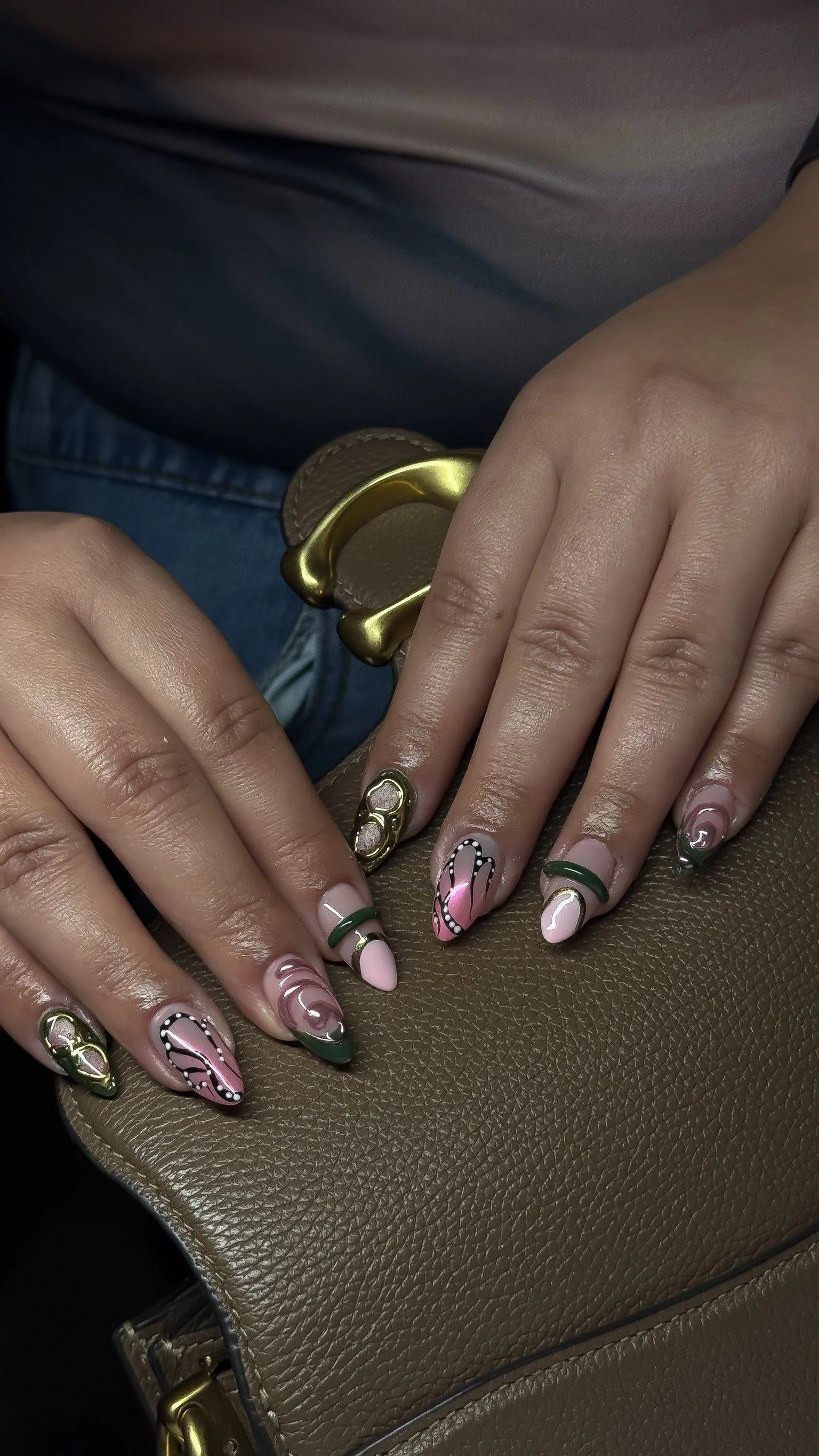 Lilith Manicure Gelx Nail Artist Ongles Pose Americaine Manucure Combinée Manucure Russe Manucure Seche Soin des ongles Manucure Luxueuse Longueuil Rive Sud Montreal