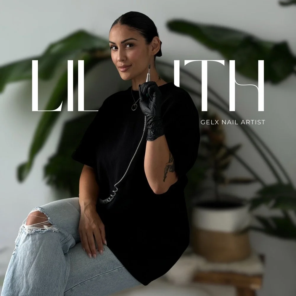 Une femme en noir avec un gant noir, tenant un outil de manucure, pose dans un décor intérieur avec des plantes, texte: 'LILITH', 'GELX NAIL ARTIST'.