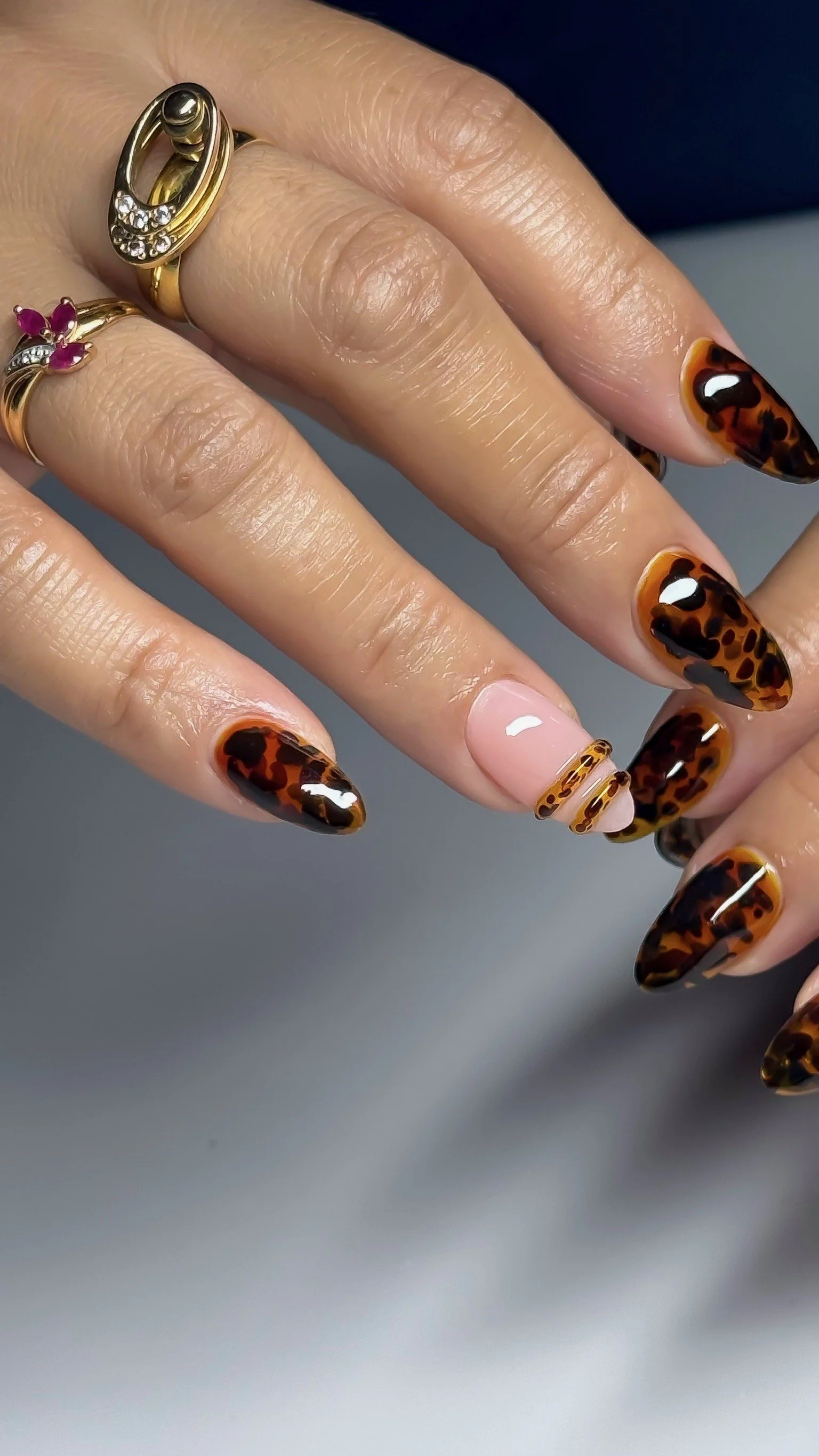 Lilith Manicure Gelx Nail Artist Ongles Pose Americaine Manucure Combinée Manucure Russe Manucure Seche Soin des ongles Manucure Luxueuse Longueuil Rive Sud Montreal