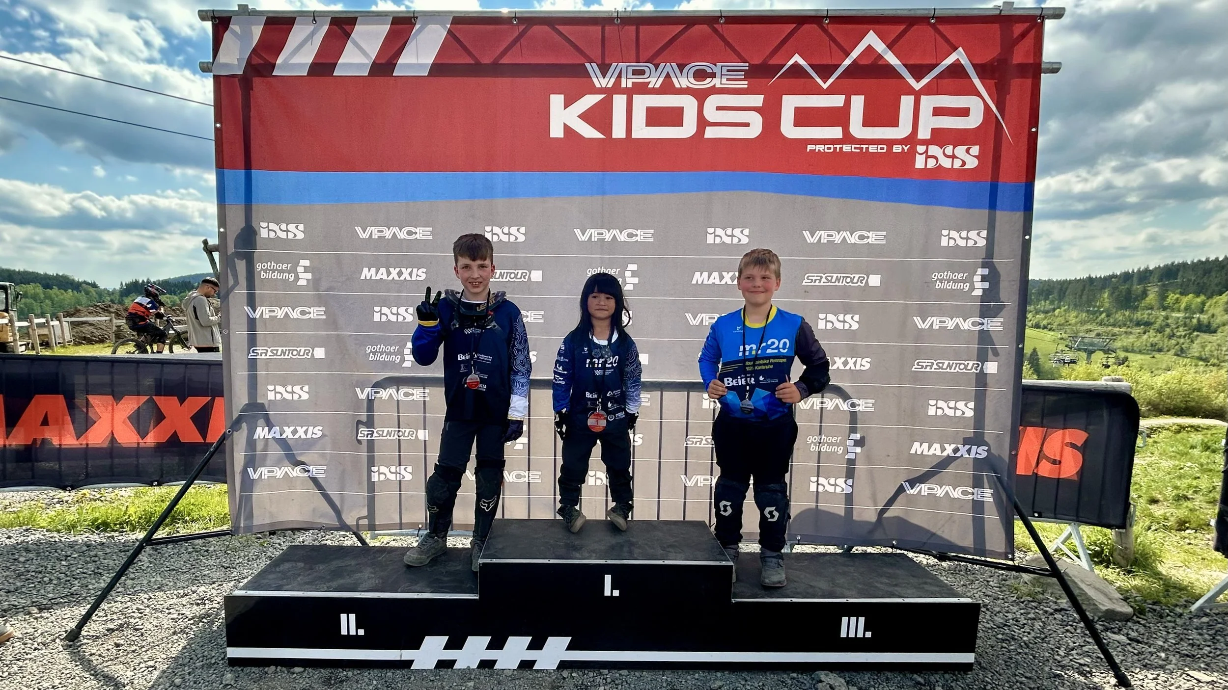 MR20 Karlsruhe Kids beim VPACE Cup Winterberg: Raesha (1.), Ben (2.) und Fynn (3.) auf dem Podium.
