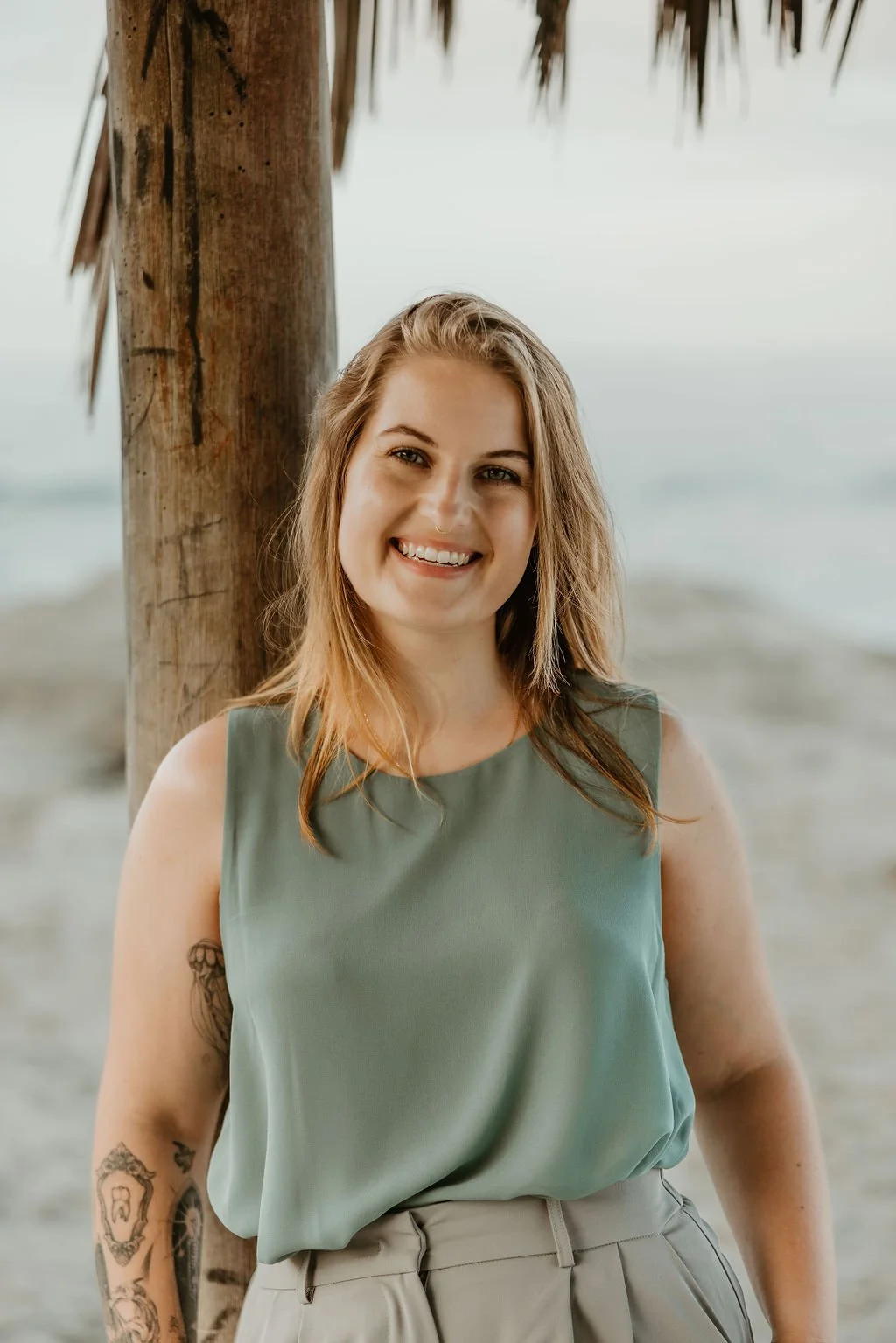 Close-up headshot of a friendly female therapist offering online sex therapy in Ohio.