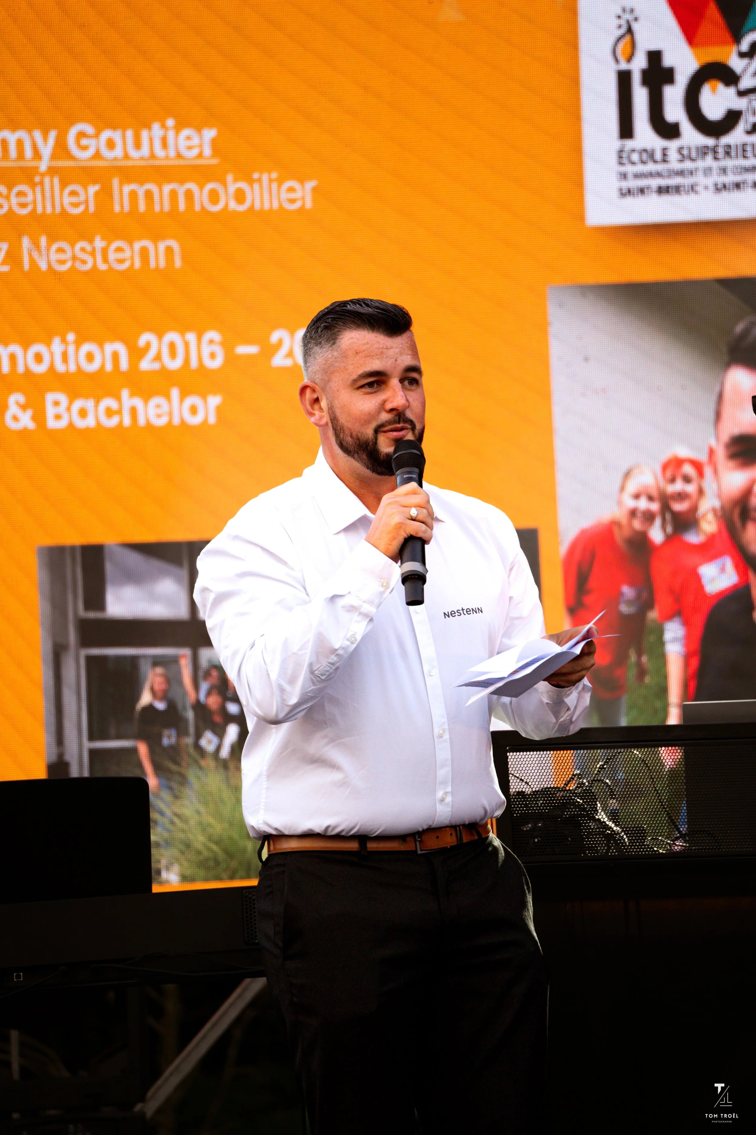 Conférence, homme tenant micro - Saint-Brieuc