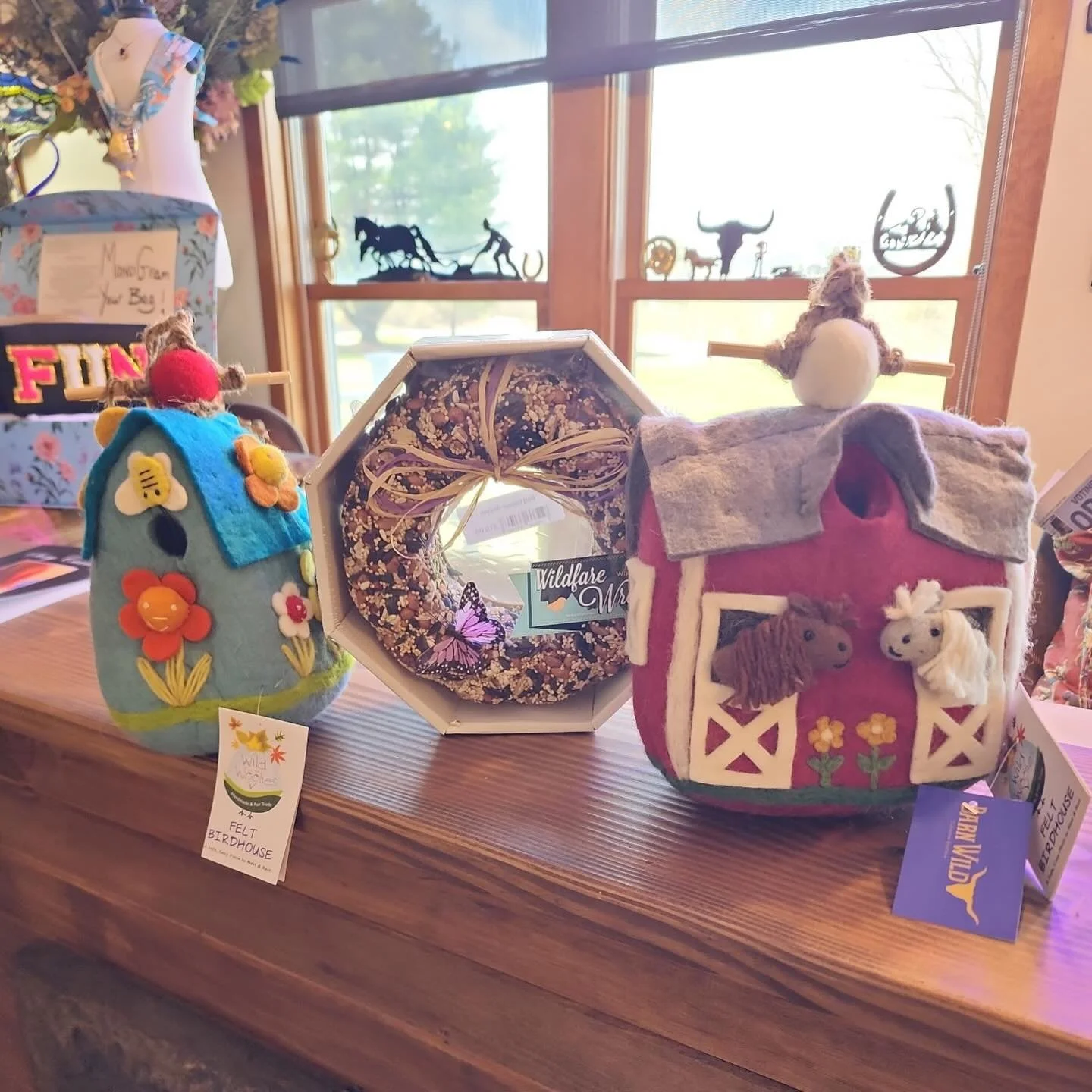 The sweetest little touches for spring 🐦🌸 
Handmade felt birdhouses + a beautiful bird seed wreath&hellip; because even the birds deserve something special 🤍
Perfect for your porch, garden, or gifting!