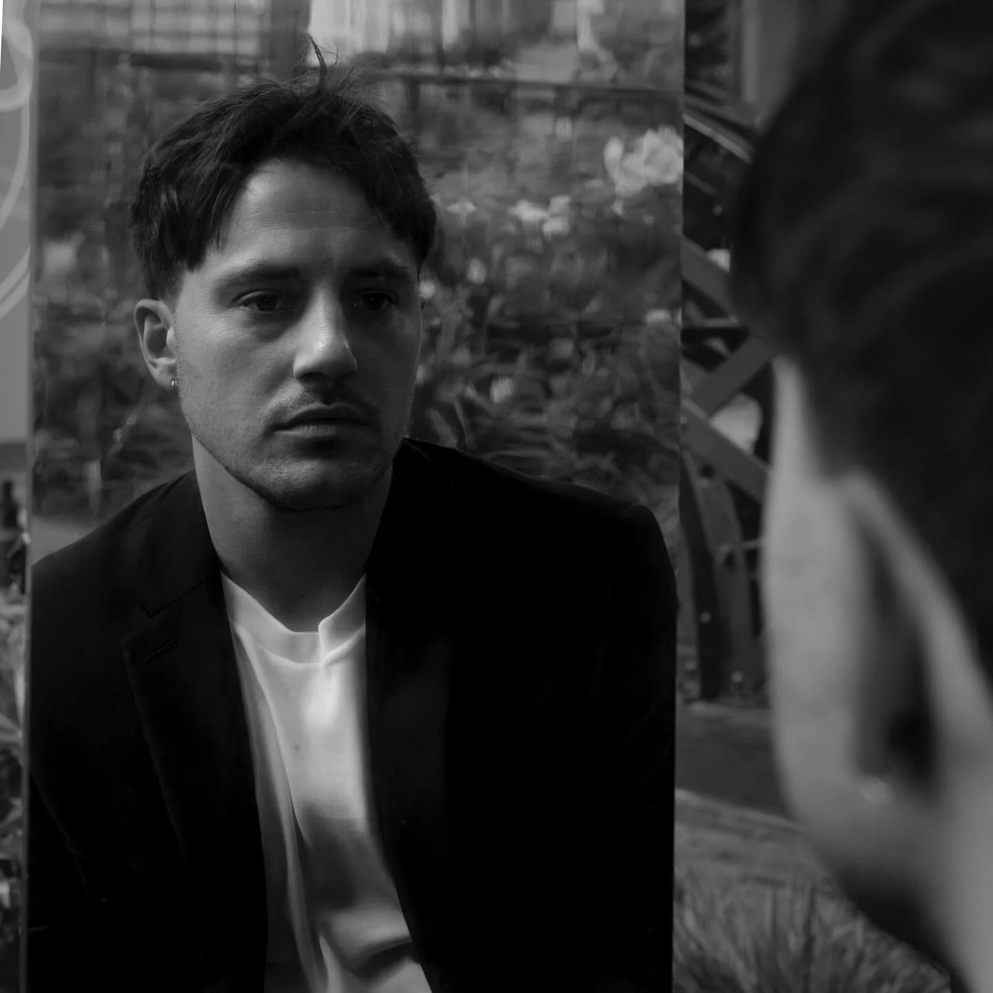 @norbert_pietraszek such a treat to shoot with you 🪞
.
.
.
.

 #photographer #photoshoot #actor #london #kingscross #mirrormirror #portrait #modelphotoshoot