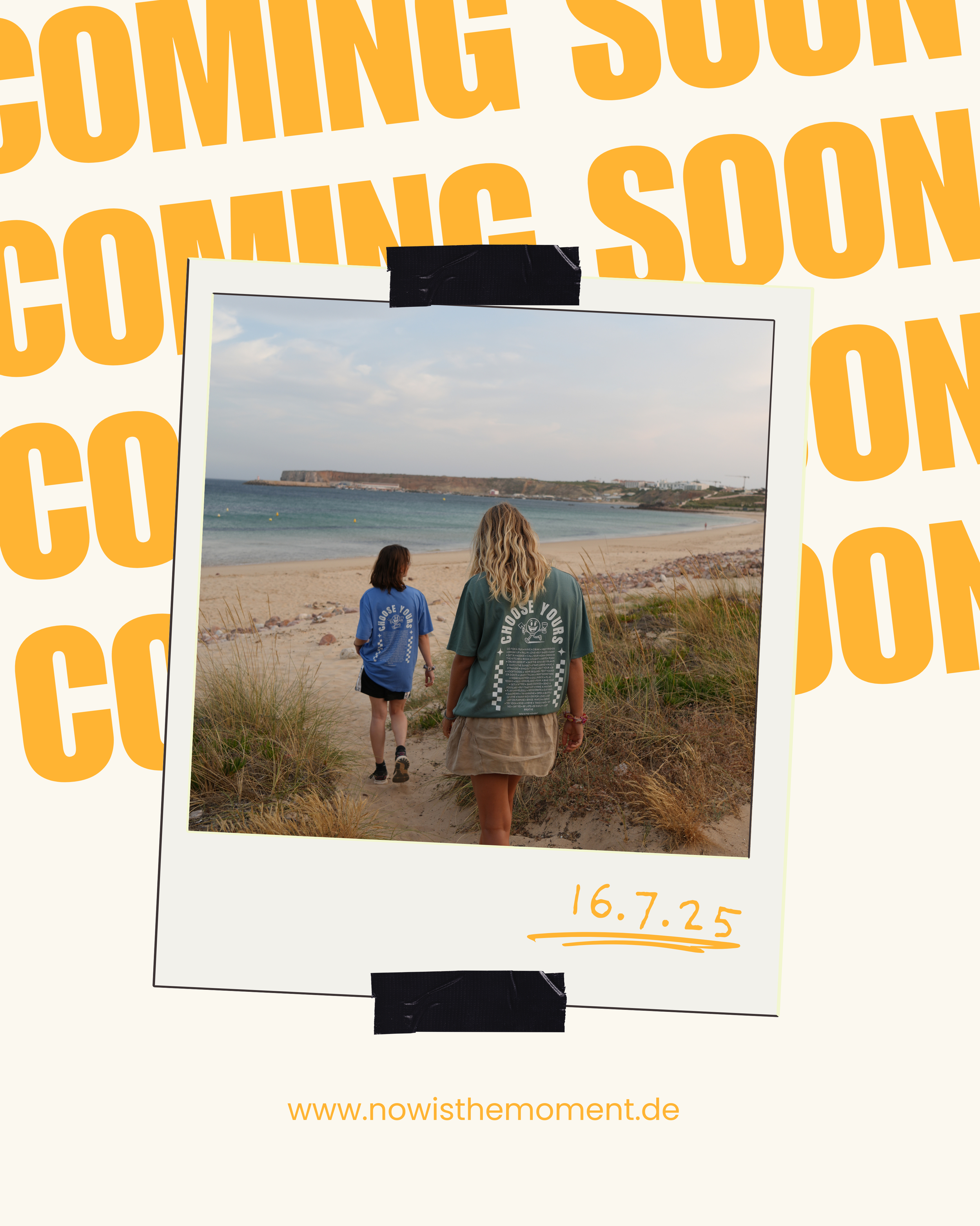 Fotografie von zwei Frauen, die an einem Strand entlanggehen, mit Blick auf das Meer und den Himmel im Hintergrund. Die Frauen tragen Jacken mit Text auf dem Rücken, eine in Blau und eine in Grün, und es sind Gräser und Sand im Vordergrund sichtbar.