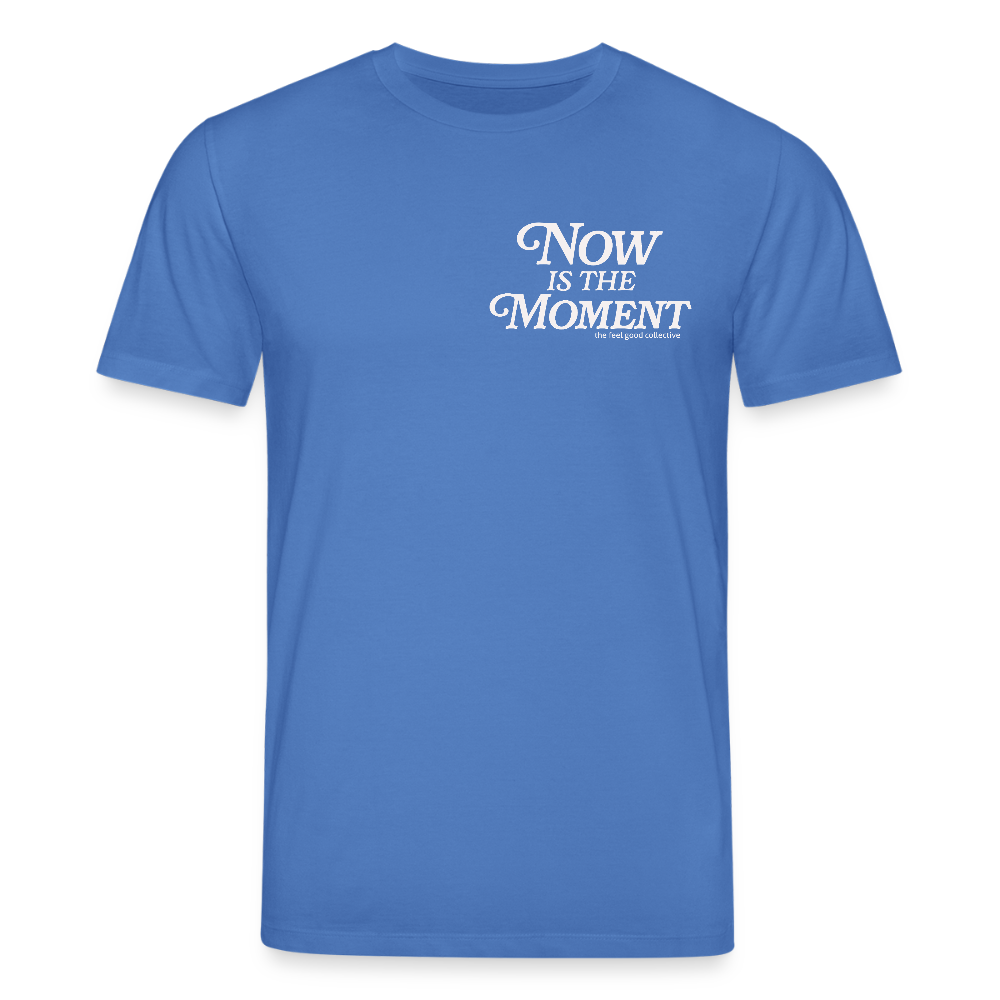 Blaues T-Shirt mit weißen Text: 'Now is the moment' und klein darunter: 'the feel good collective'