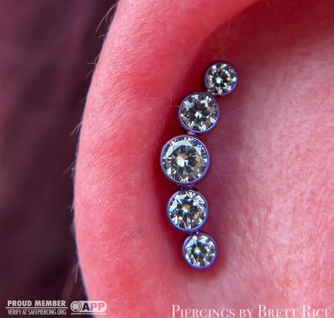 Helix piercing with a 5 gem curve made by @neometaljewelry 

#safepiercing #appmember #terrehautepiercing #midwestpiercer #helixpiercing