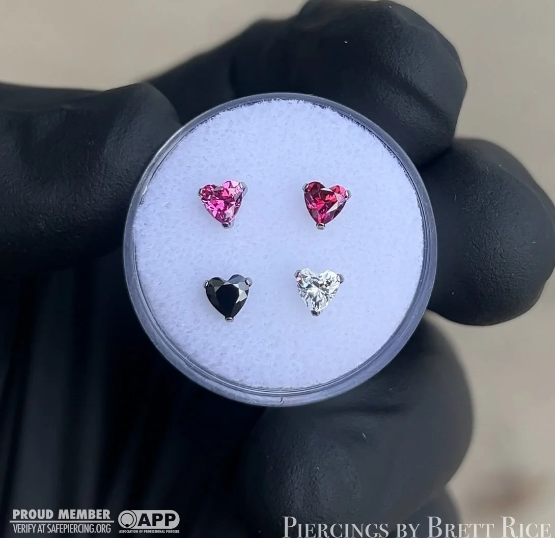 Some heart-shaped gem ends @neometaljewelry - available at @no_worries_tattoo 

#safepiercing #appmember #terrehautepiercing #implantgradetitanium #midwestpiercer
