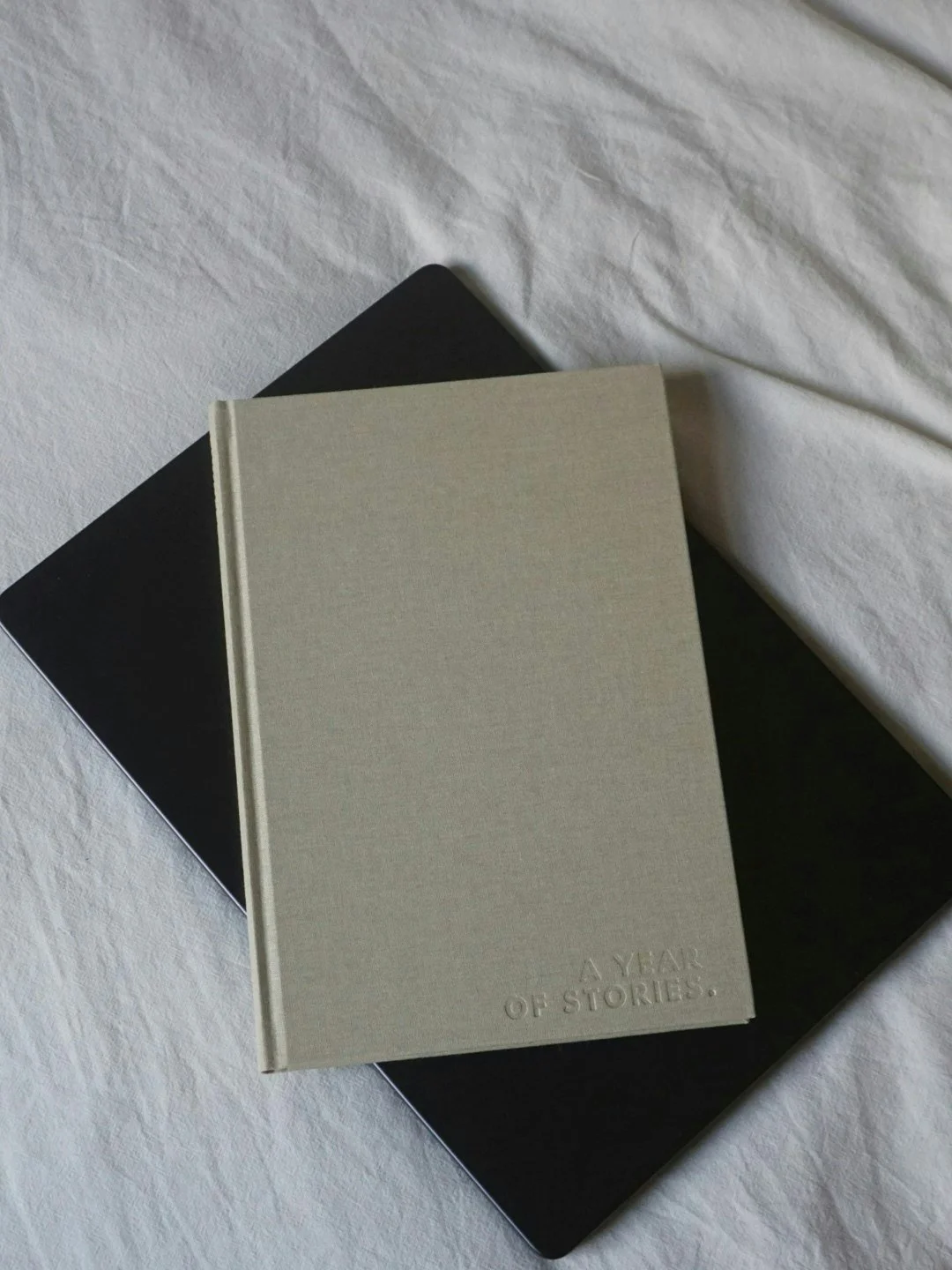 Vielleicht hast du schon mehr Kalender gekauft, als du zugeben w&uuml;rdest. Und vielleicht liegen ein paar davon irgendwo&hellip; unbenutzt.

Genau deshalb ist dieser Kalender undatiert ☕️

Mit Wochen- und Monats&uuml;bersichten, Habit Trackern, Lis