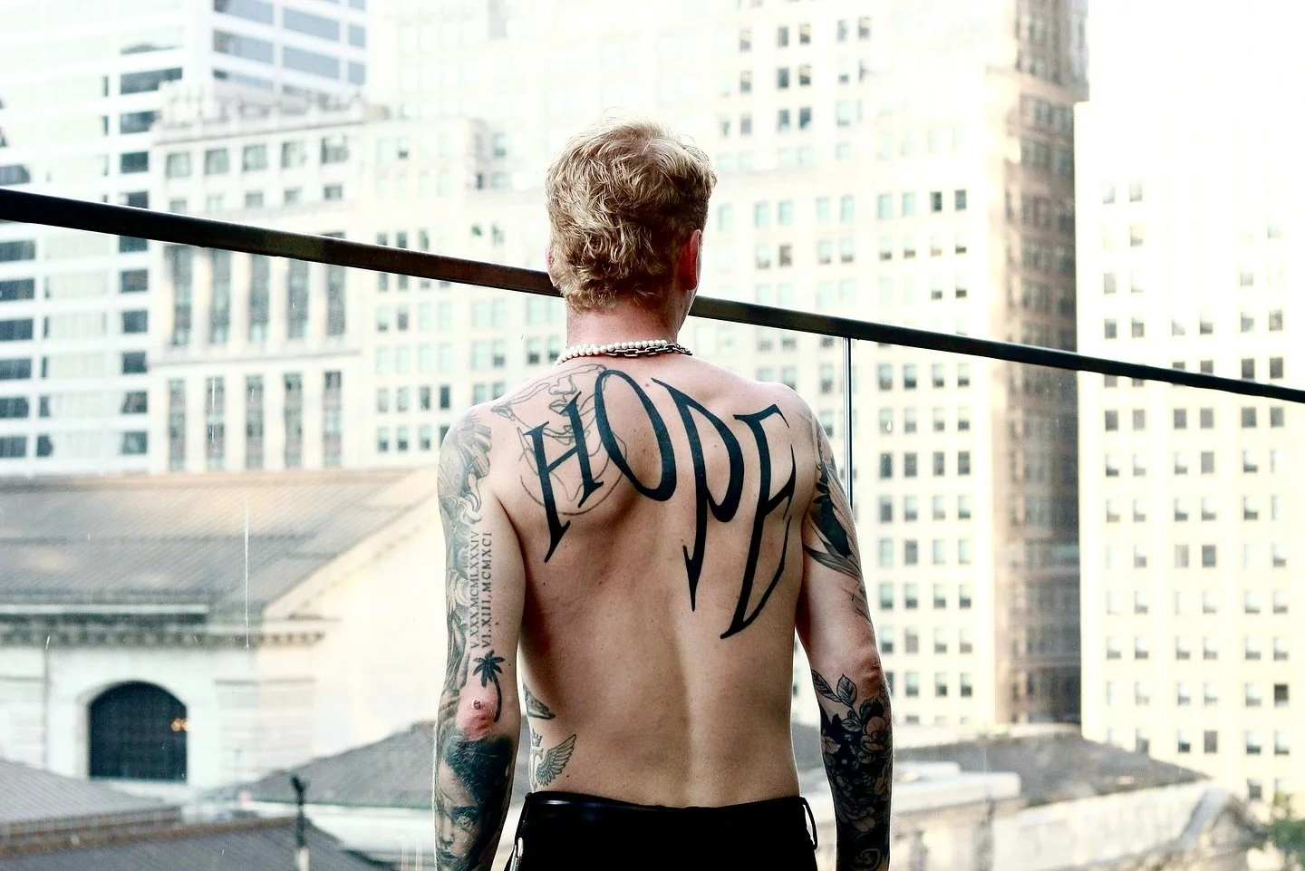 Hope still lives in the midst of the horror, pain and injustice. 

Thank you for trusting me CJ! 🤍

I&rsquo;m interested in leaving more words and phrases around the city. If you have a large-scale idea, just message me. 

📸 Photoshoot included*
&m