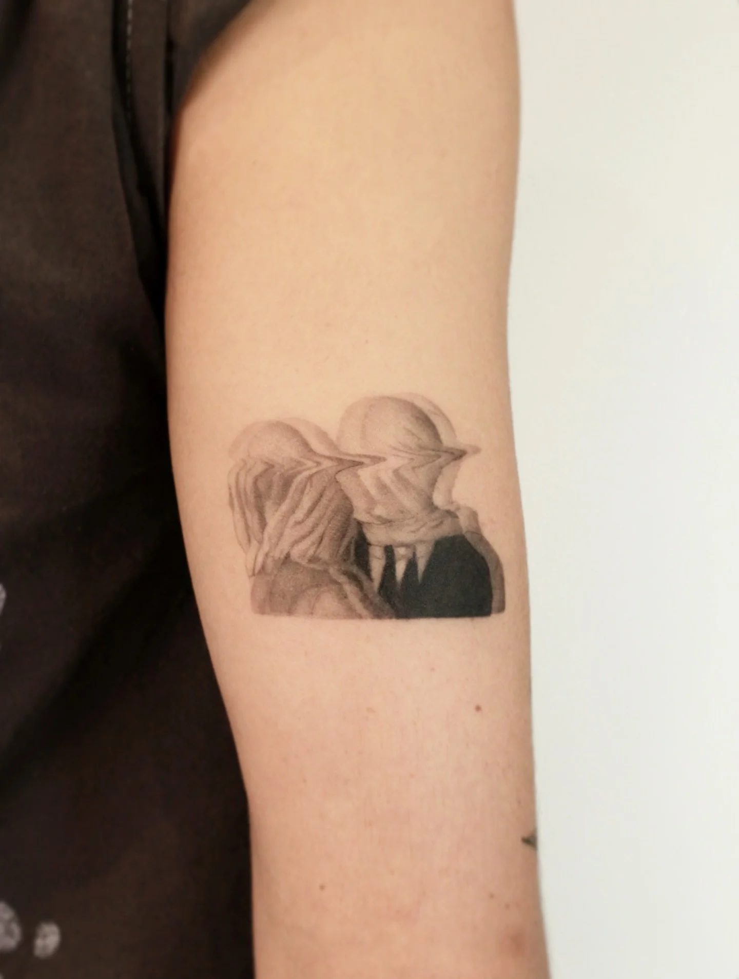 Where bodies blur, lovers are born 🔥.

(The Lovers, inspired by Magritte)
Thank you, Iv&aacute;n 🖤

Wishing you all a great start to the week ✨. 

In August, I&rsquo;ll be tattooing:
📍Detroit
📍Chicago
📍Washington D.C.
📍New York

To inquire abou