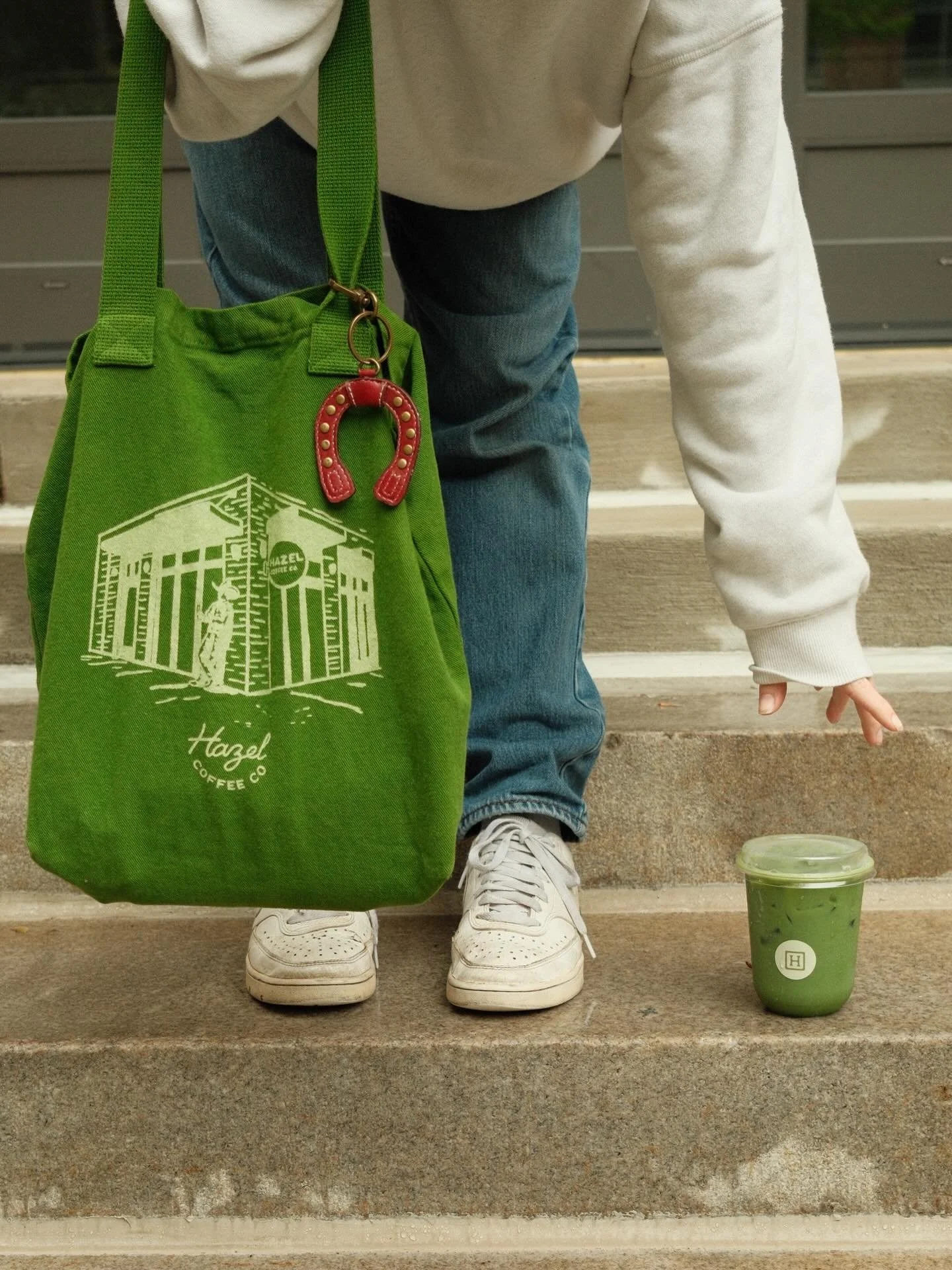 TOTES AVAILABLE NOW - drawn by a Texas artist 🤠 seriously these are so sick.

(Horseshoe not included unless you steal it from Hailey&rsquo;s bag)

@fm170art 🎨