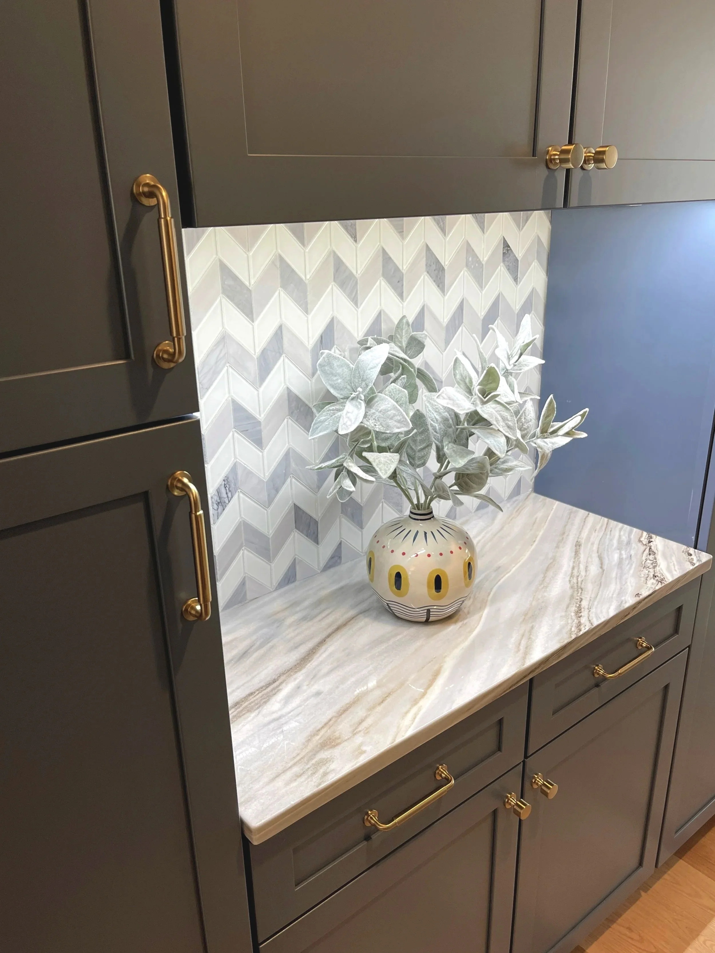 Butler's pantry in navy blue cabinetry with blue quartzite countertop and blue herringbone marble and glass mosaic backsplash, designed and photographed by Sara Trotter / Chroma Maison Design.