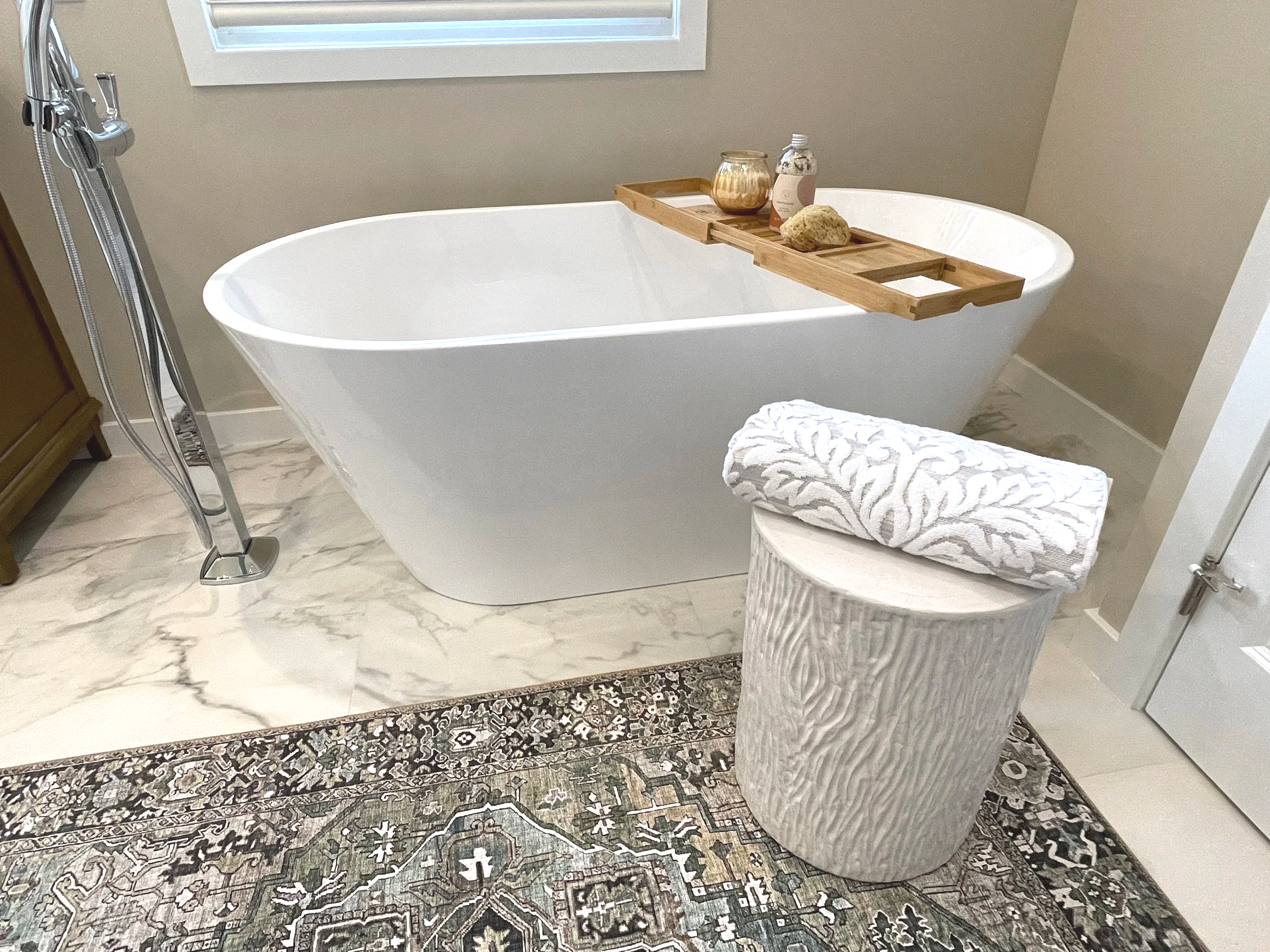 2022_Nascimento+Primary+Bath+Tub+with+Rug.png