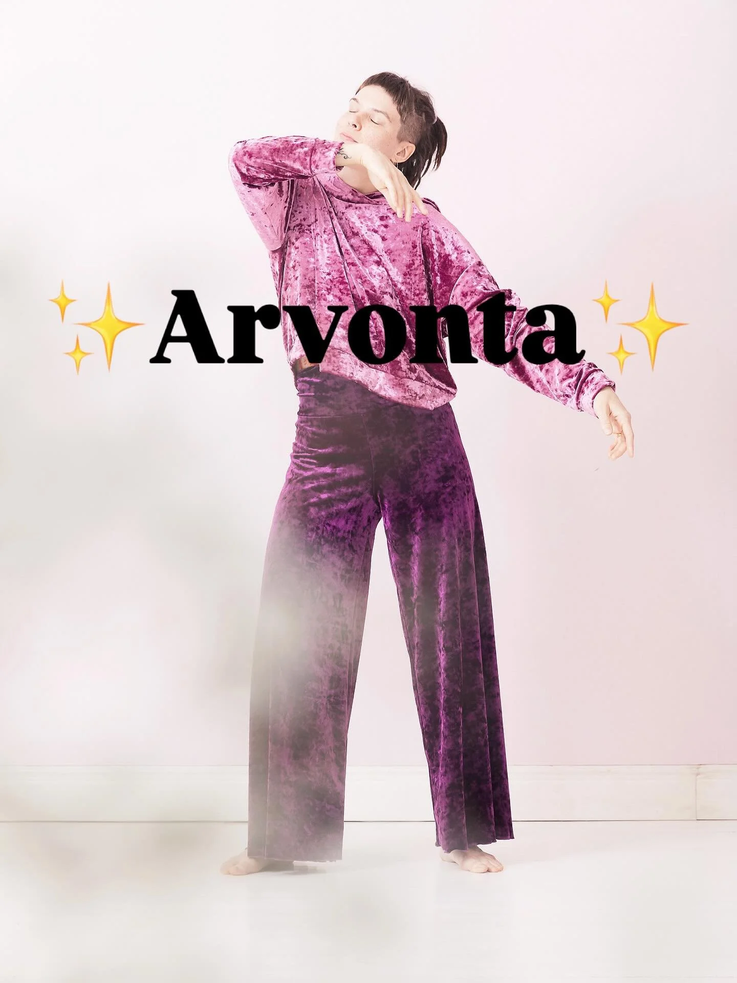 ✨ARVONTA✨
Koska oon vähän vekkulilla tuulella tänään ja on hyvä mieli, niin päätin heittää tänne pienen arvonnan!😍
💗Arvonnan palkintona on 60min. yksityistunti joogaa omalle porukalle tä