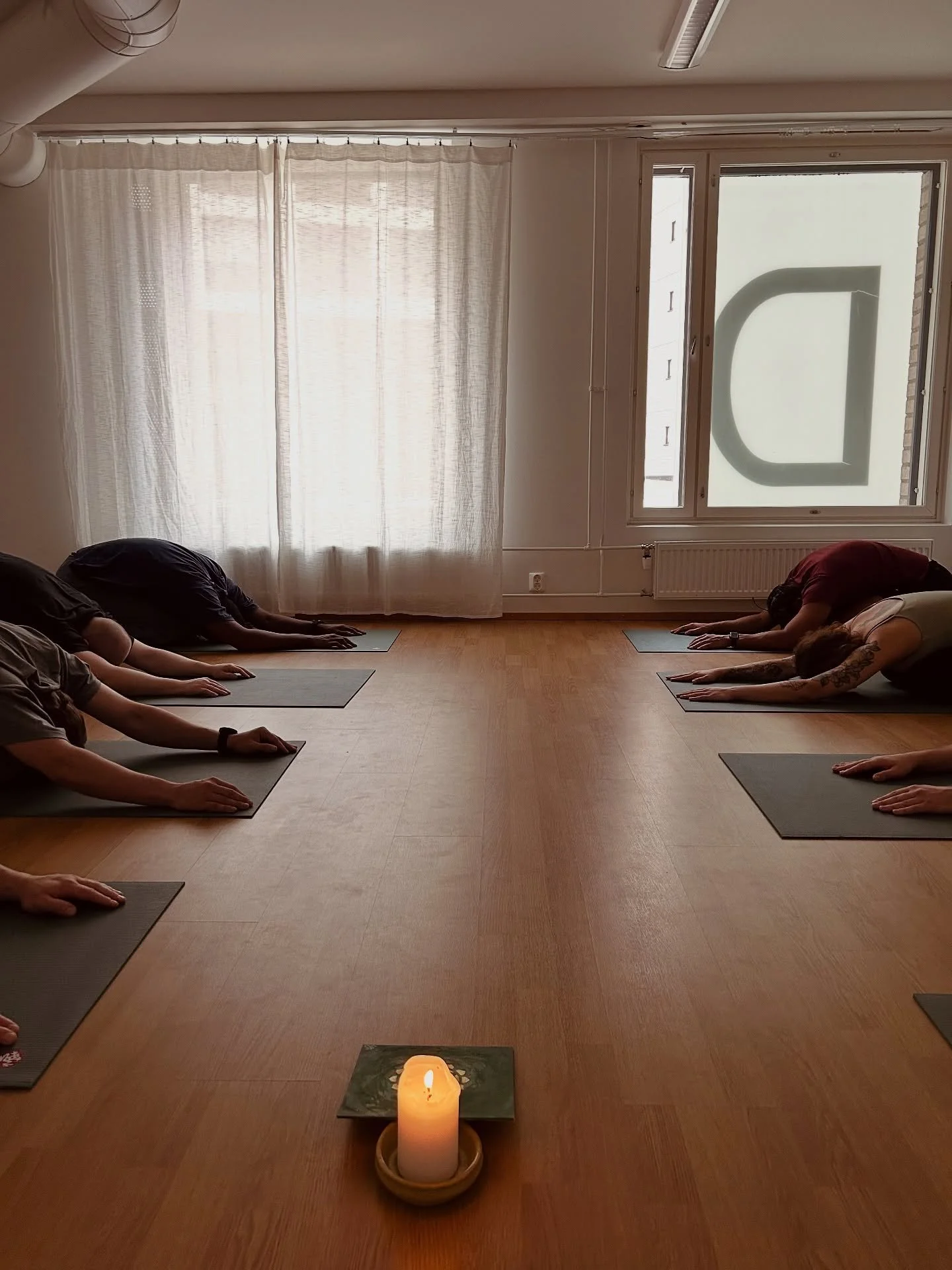 💗Eilen oli poikkeuksellinen p&auml;iv&auml;💗

K&ouml;r&ouml;ttelin joogamattojen ja rummun kanssa Vuosaareen, jossa sain ohjata ihanan joogan rohkealle polttariporukalle.✨

Joogaharjoituksen teemaksi valikoitui aivan itsest&auml;&auml;n tasapaino. 