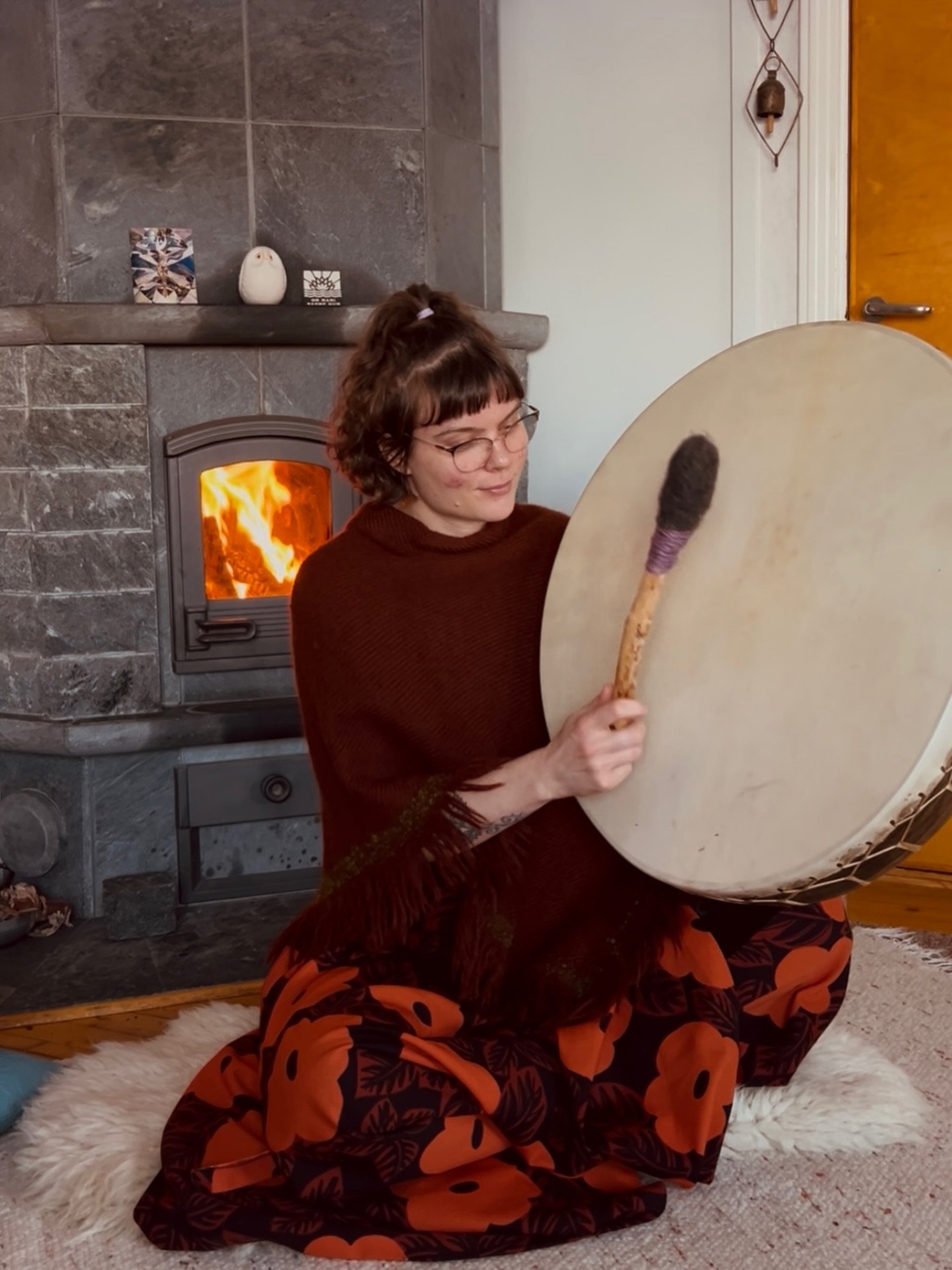 ✨Rumpumatkan teko✨

Rumpumatkan aikana on mahdollista p&auml;&auml;st&auml; eritt&auml;in syv&auml;&auml;n, meditatiiviseen tilaan. Rummun nopeassa rytmiss&auml; ja soinnissa on jotakin taikaa joka osuu syv&auml;llisell&auml; tasolla omaan tietoisuut