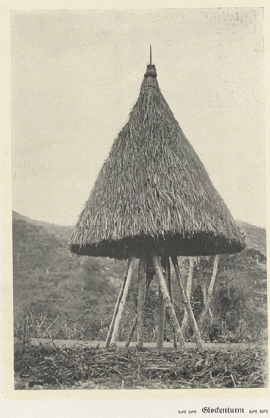 A bell tower, Source : J.J. von Dannholz, Im Banne des Geisterglaubens: Züge des animistischen Heidentums bei den Wasu in Deutsch-Ostafrika, 1916, p.129.