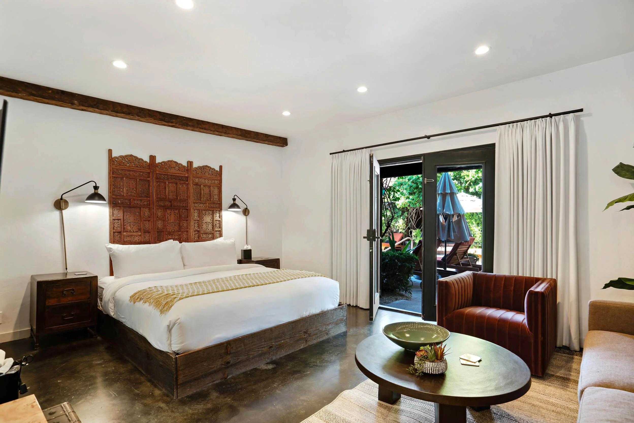  The Velvet Suite 
 Cal-King Bed / 700 SF / Free Wifi 
 2 People / Pet Friendly 