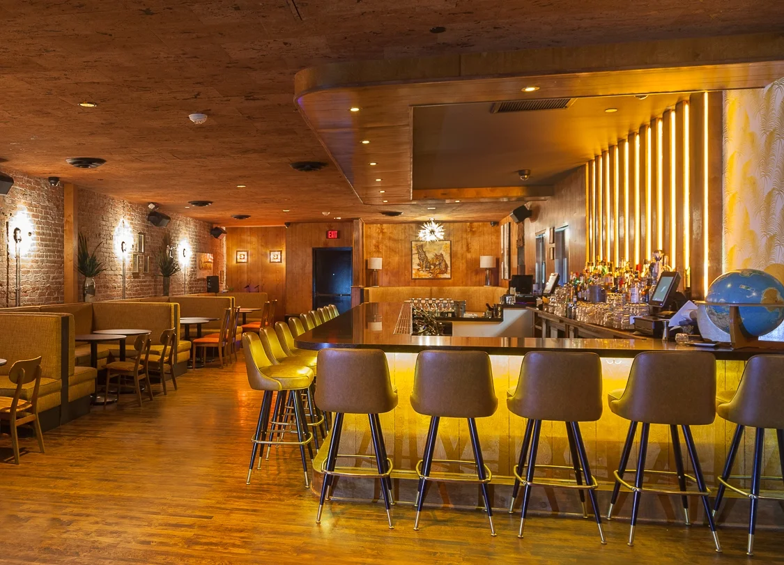 Architecture of Blind Barber bar in Highland Park, bar seating and booths