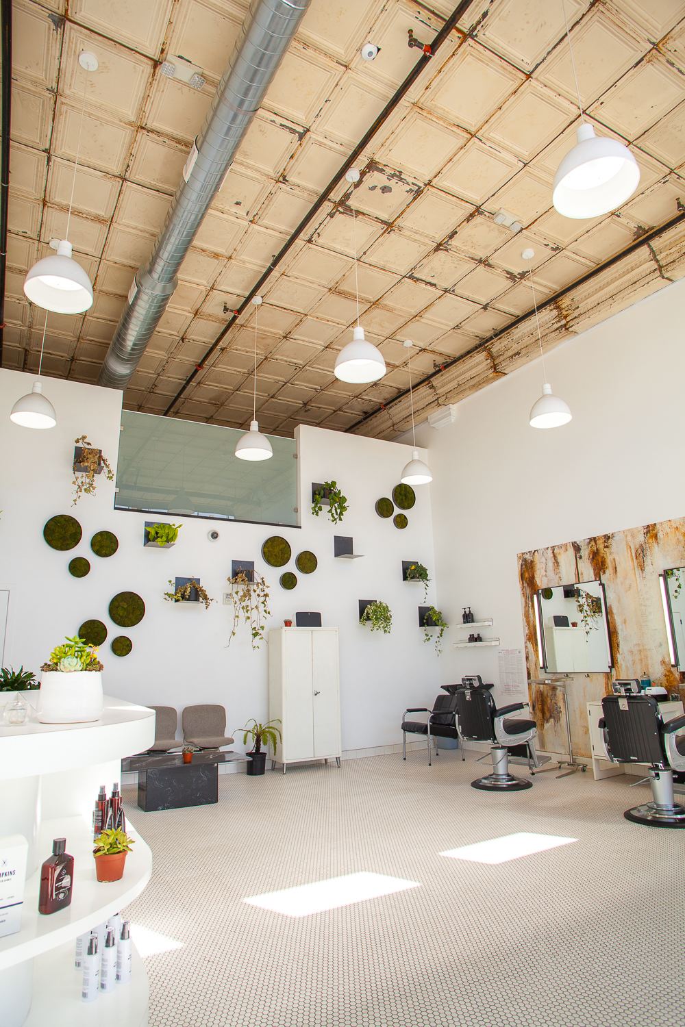 Architecture of Blind Barber bar in Highland Park, barber shop