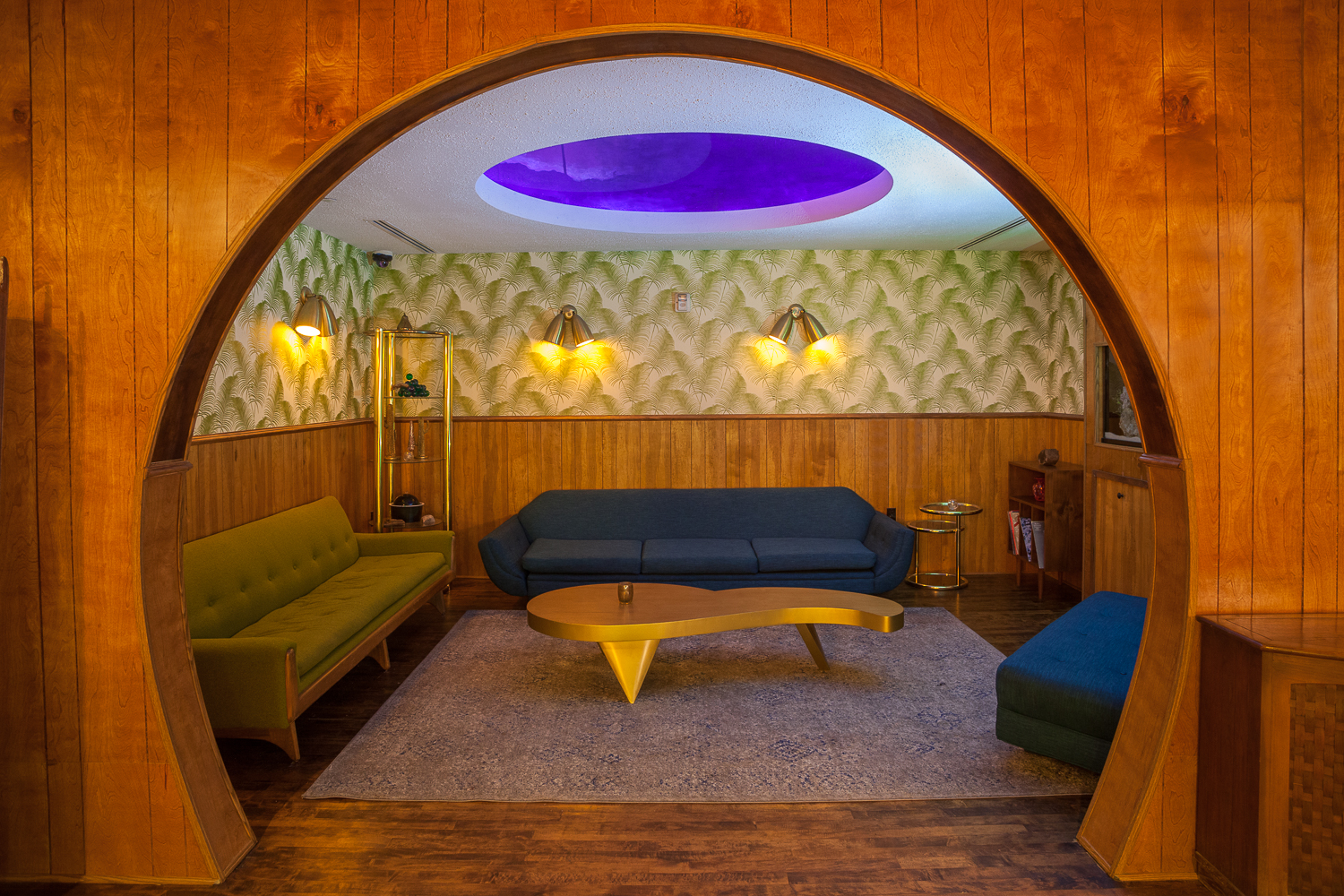 Architecture of Blind Barber bar in Highland Park, fishbowl room
