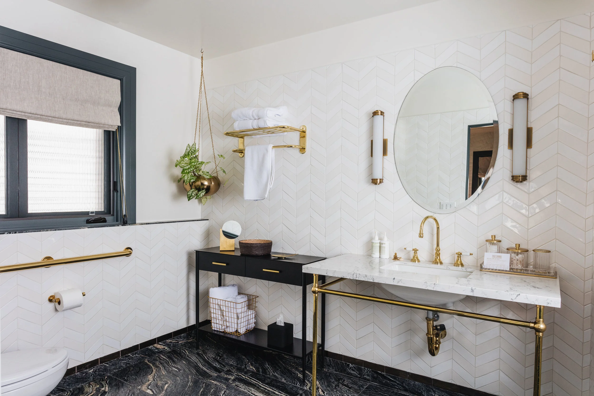 Architecture of Gold-Diggers Hotel, bathroom