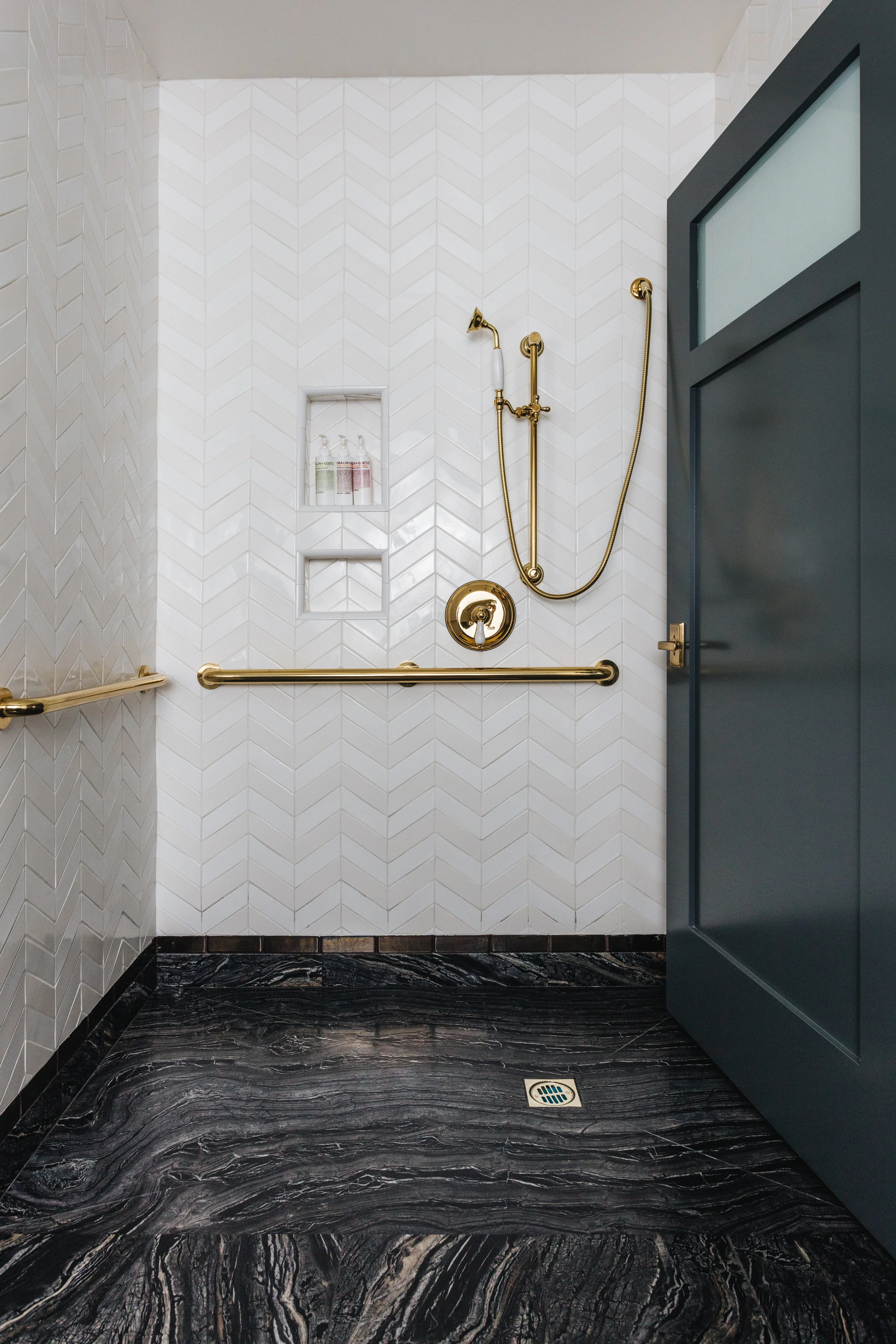 Architecture of Gold-Diggers Hotel, shower