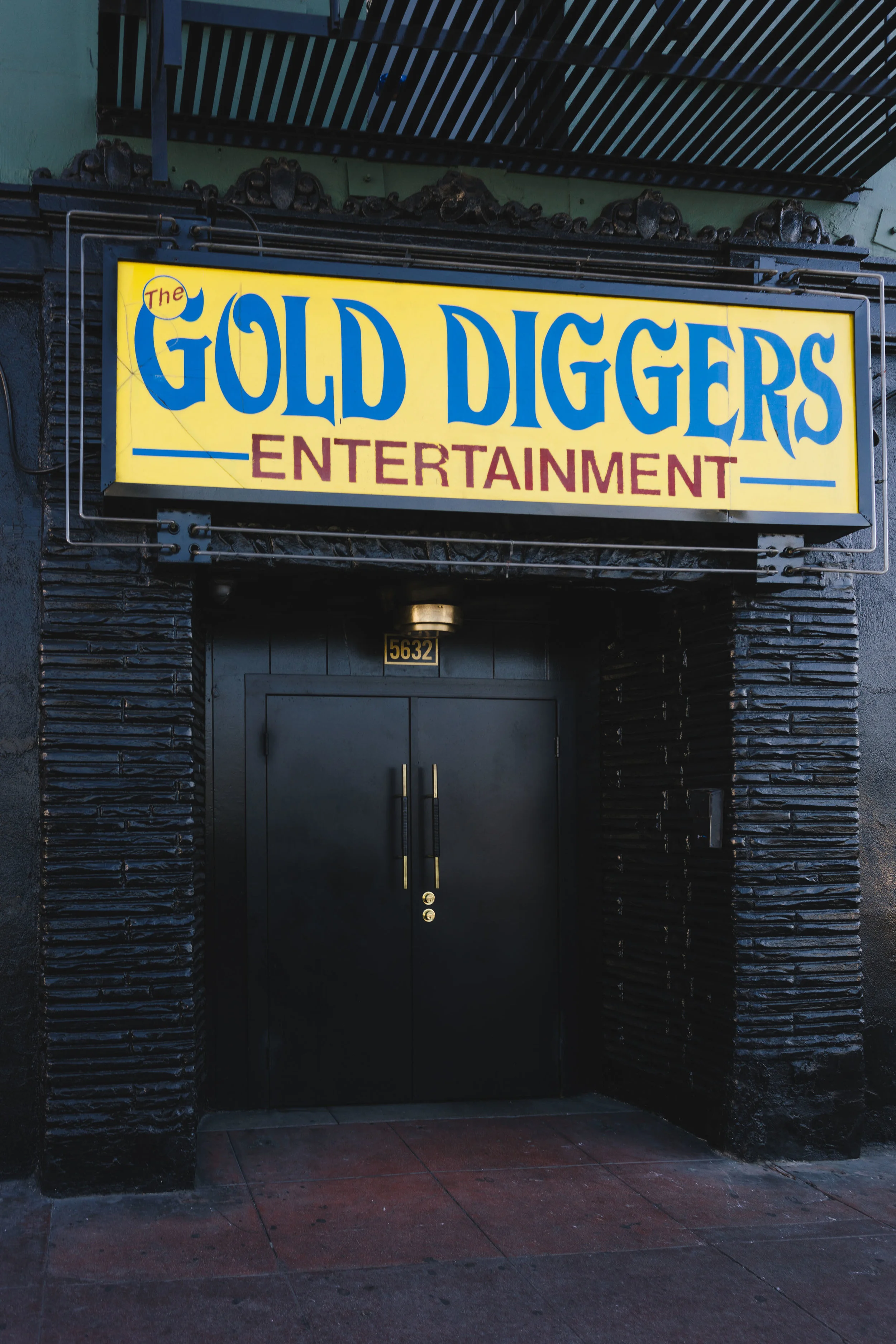 Architecture of Gold-Diggers Hotel, entry