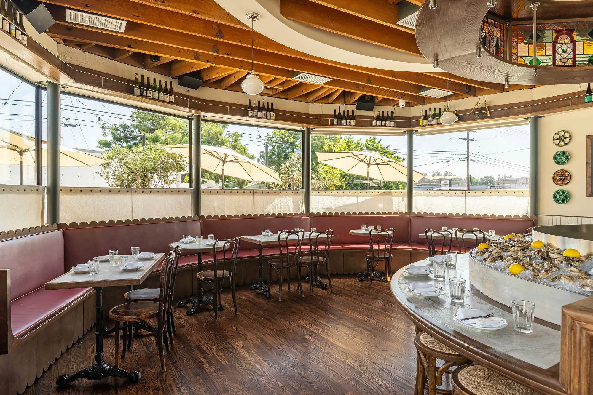 Architecture of Queen's Raw Bar in Eagle Rock, rounded room seating