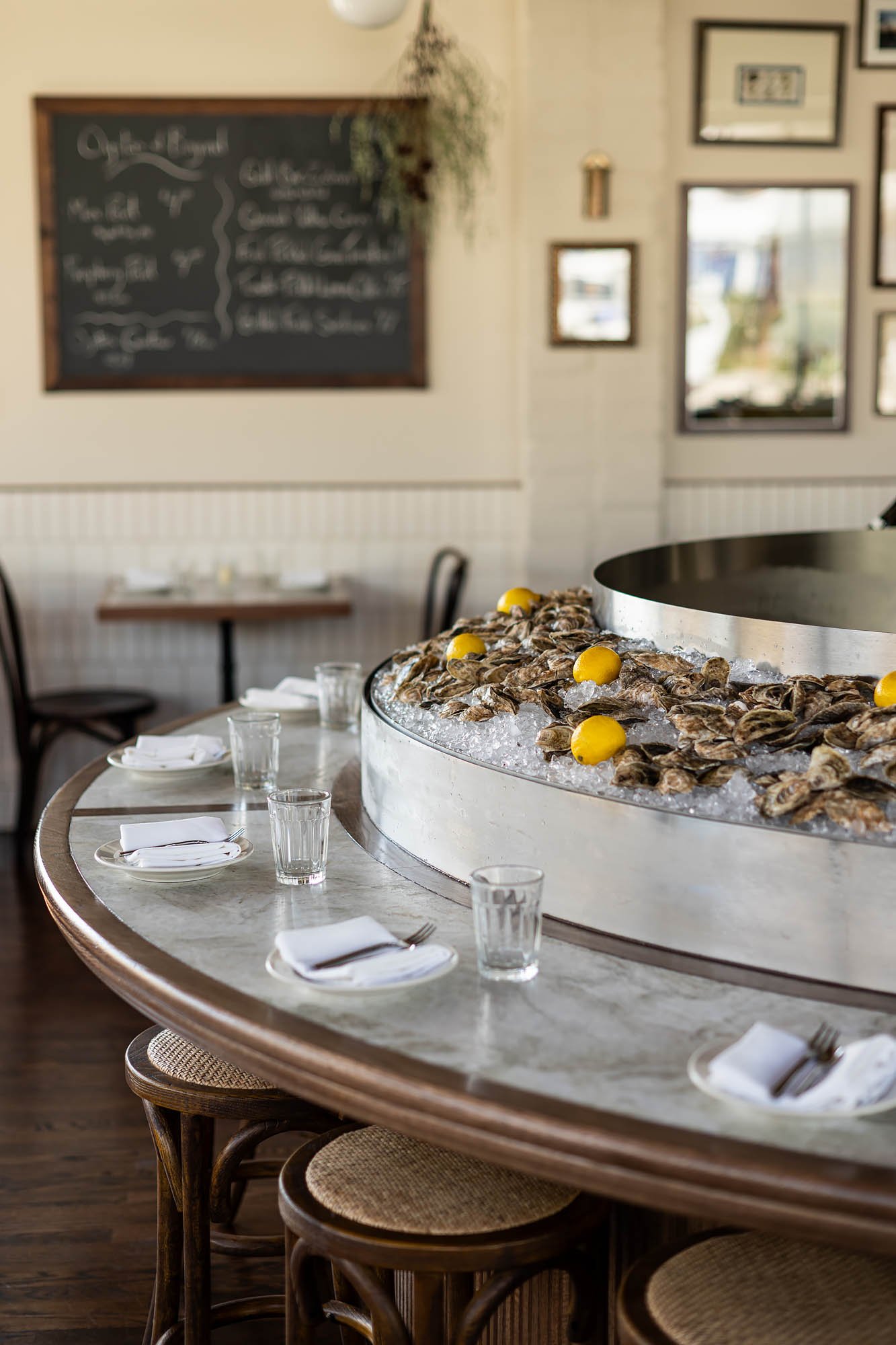 Architecture of Queen's Raw Bar in Eagle Rock, rounded raw bar seating