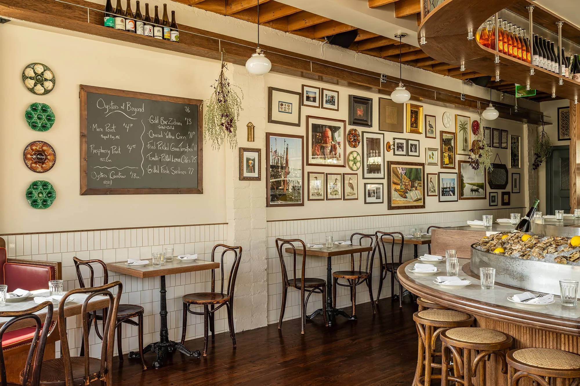 Architecture of Queen's Raw Bar in Eagle Rock, seating and vintage art