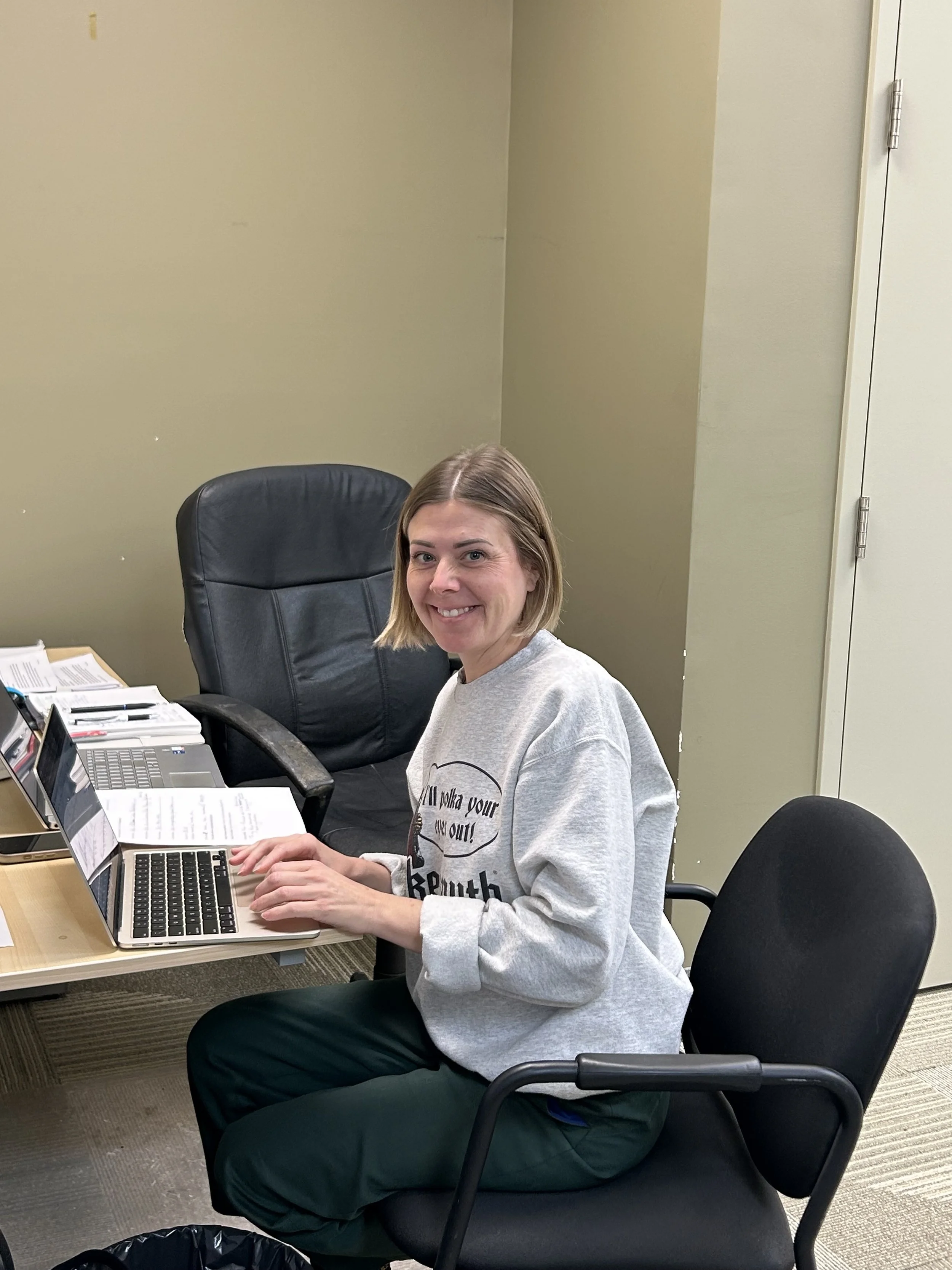 Nicole at 93.5 Moose FM ready to accept calls!