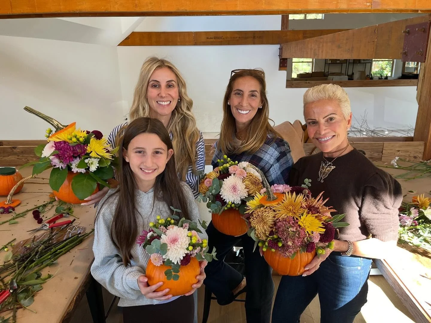 From pumpkins to petals&mdash;our weekend workshop was full of fall magic. Guests crafted seasonal centerpieces bursting with warm blooms, autumn foliage, and festive flair. Thank you to everyone who joined us for a cozy afternoon of creativity! 🍁 
