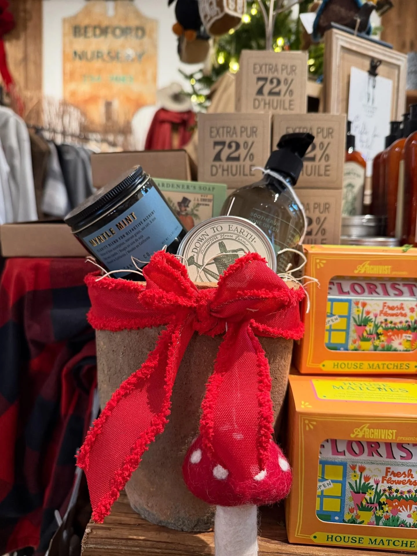 &lsquo;Twas the weekend before Christmas and you decided to come to Bedford Farms for your last minute shopping! And don&rsquo;t forget&mdash; all houseplants are 50% off! Happy Saturday everyone 🙂