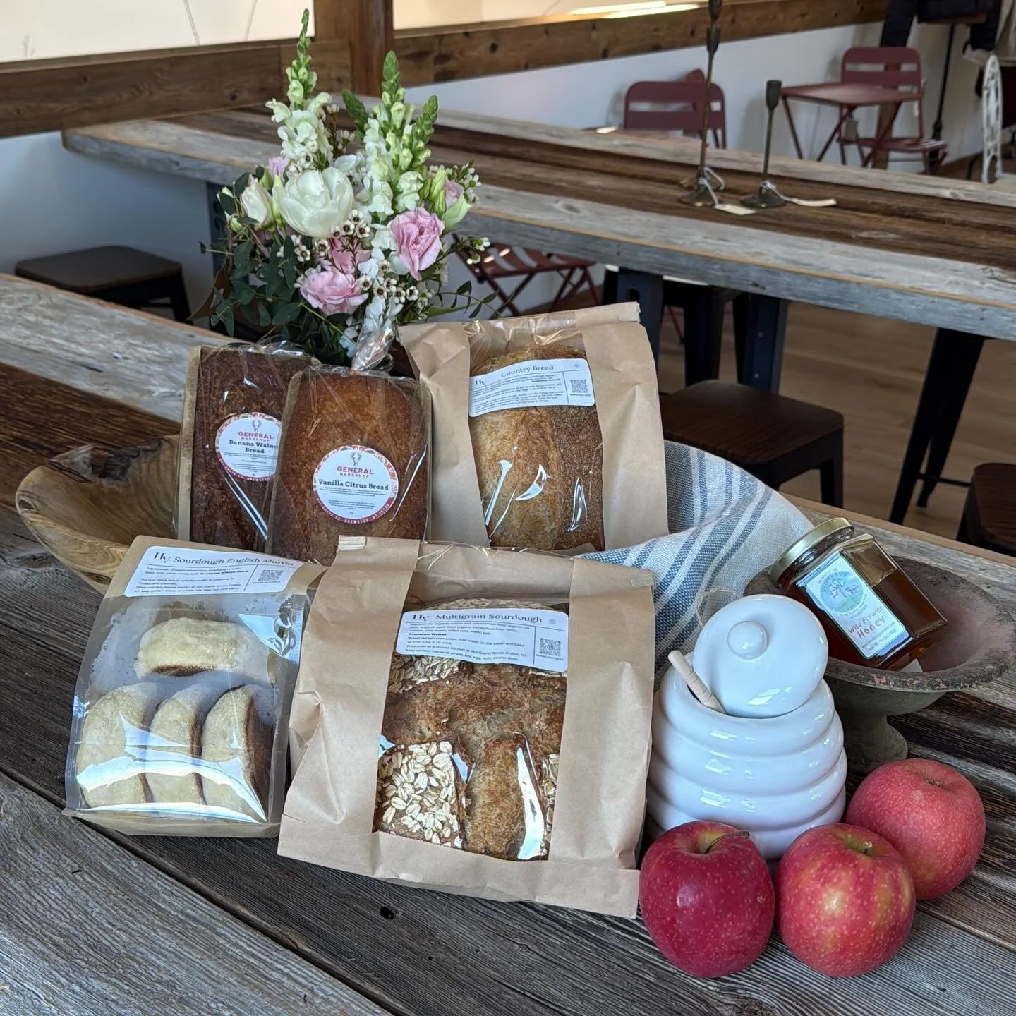 The perfect weekend tableau, featuring:

Fresh country bread, sourdough and English muffins from @hudson_valley_breads 

Banana walnut loaves and vanilla citrus loaves from @generalbakeshop 

Delicious honey from @snow.hill.farm 

And finally, a fres