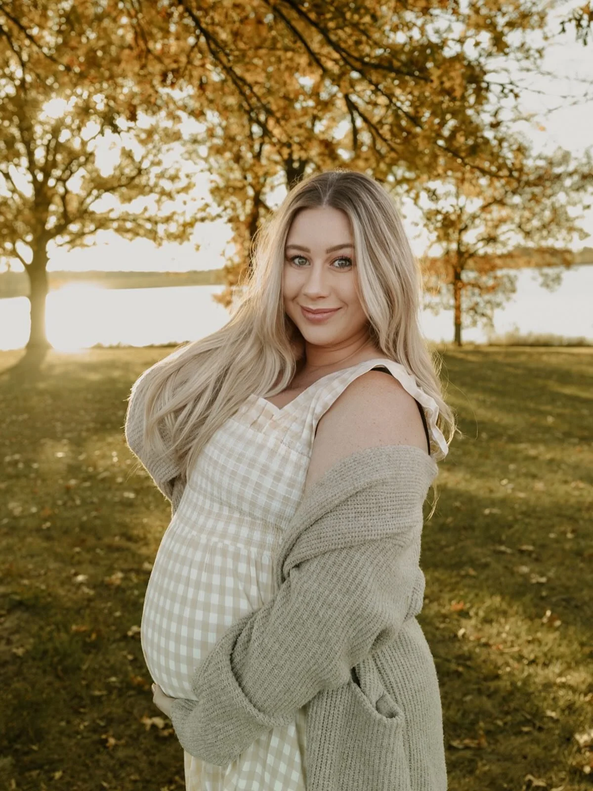 Absolutely BEAUTIFUL night at Smithville Lake for a maternity session. ❤️ congrats Katie!
