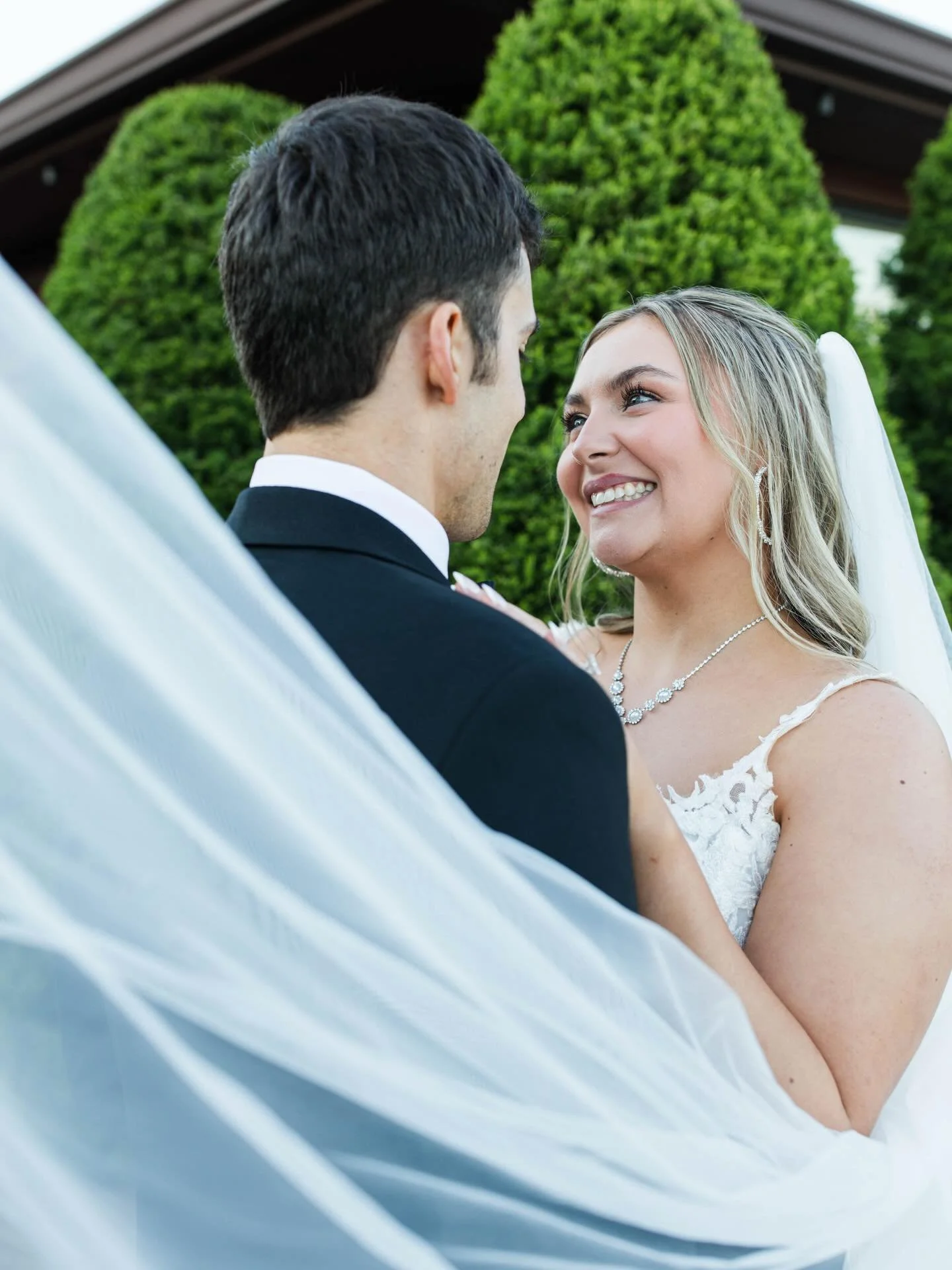 The Giddings ✨ 
Venue: @theheartlandlodgekc 
Photographer: @paisleyraephotographyllc 
Coordinator: @hustlebustleevents