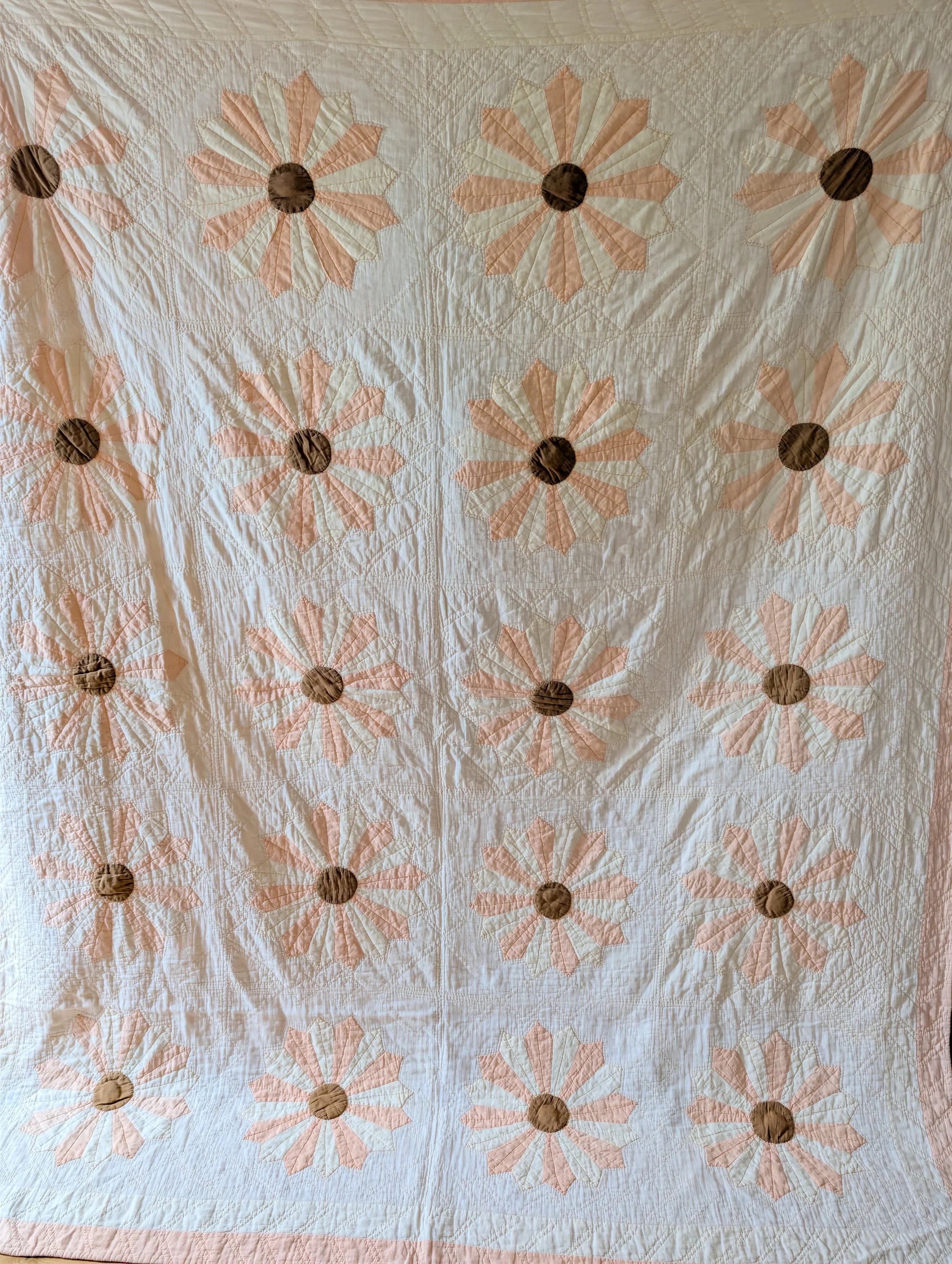 Vintage (1940s) Hand Stitched Dresden Plate Quilt.