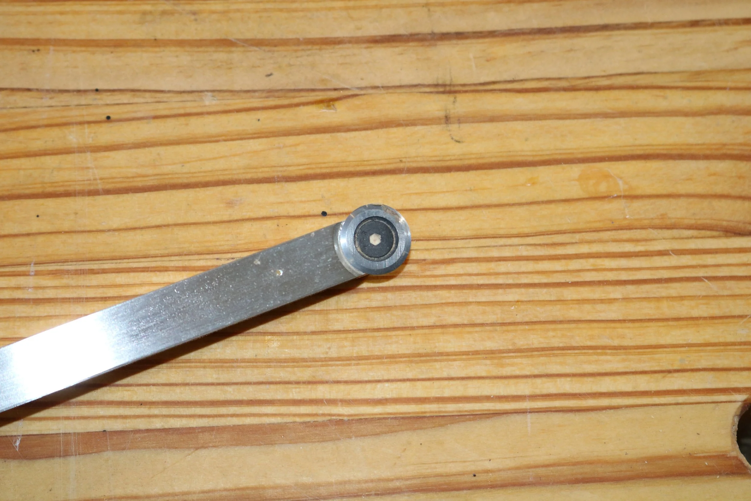 Carbide woodturning tool with a replaceable round cutter.