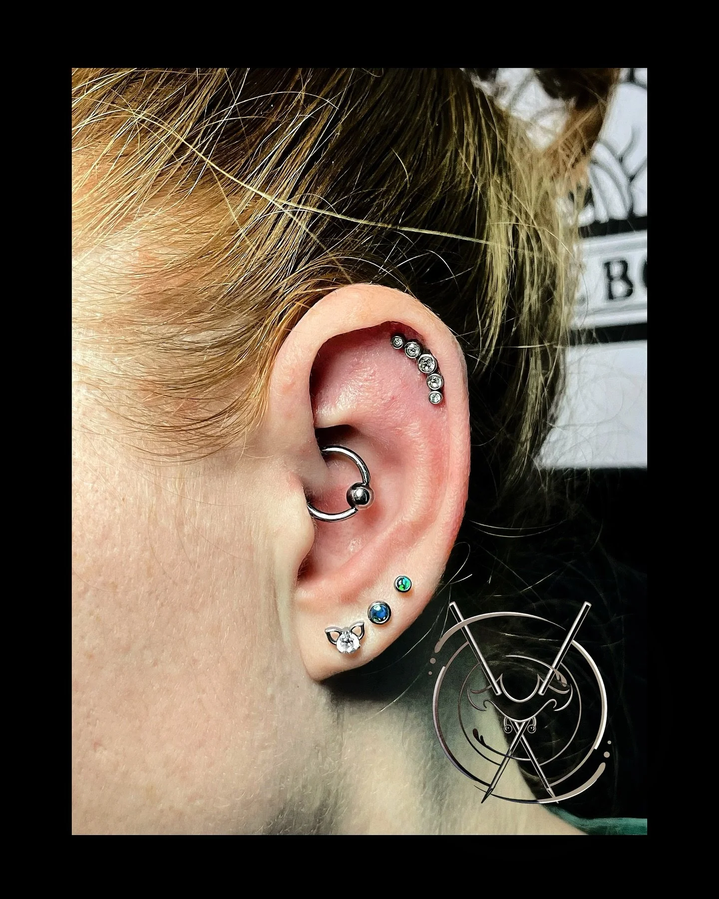 Sharp, clean, healed.
A carousel of my fave piercings from this year — curated ears, stacked bling, perfect placements.
Your anatomy, styled with intention! 💎🪡
10% OFF ANY BOOKING MADE THIS WEEK
Book now, come in whenever. You’ve just