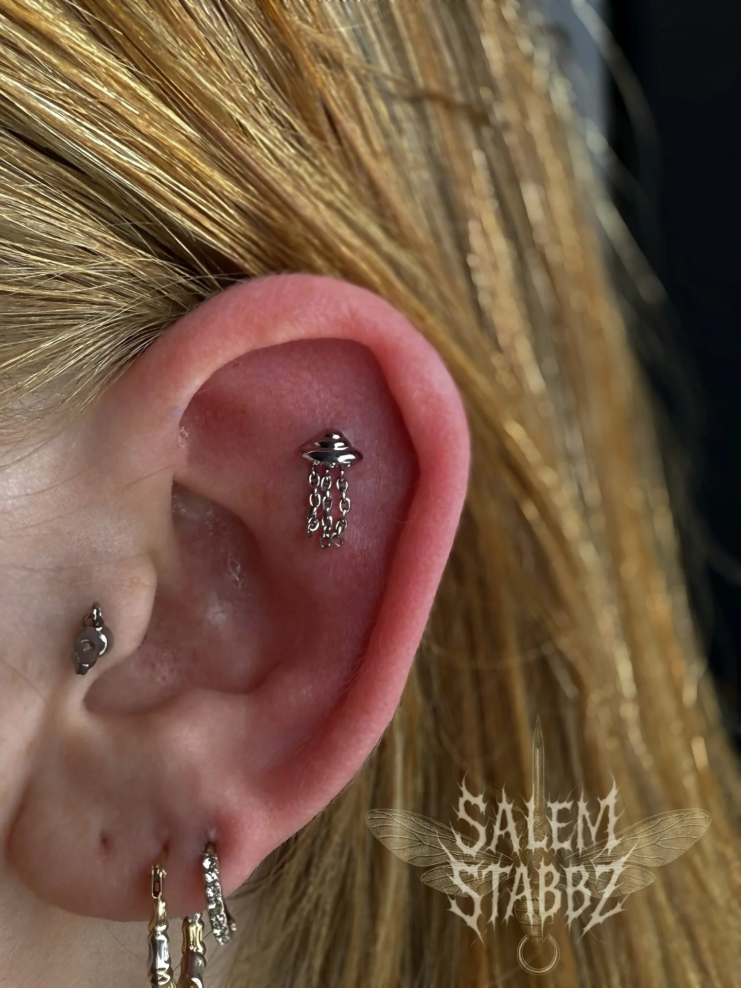 ✨FLAT-OUT COSMIC✨
Pierced this flat with a threadless implant grade titanium UFO chain dangle top — let this shit send you into orbit! 👽🛸
This client wasn’t sure what she wanted, she just knew she wanted something in the ear. We played