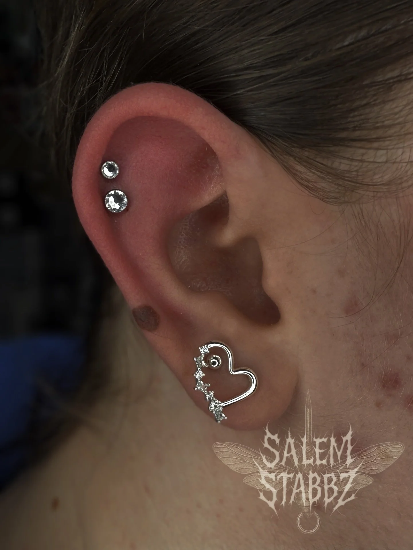 💎✨DOUBLE THE DAZZLE✨💎
Elly came in with a helix that was already pierced but wasn’t super happy with the jewellery she had in and because it hadn’t been downsized, it was causing some issues. So we fixed that! 
Downsized the bottom hel