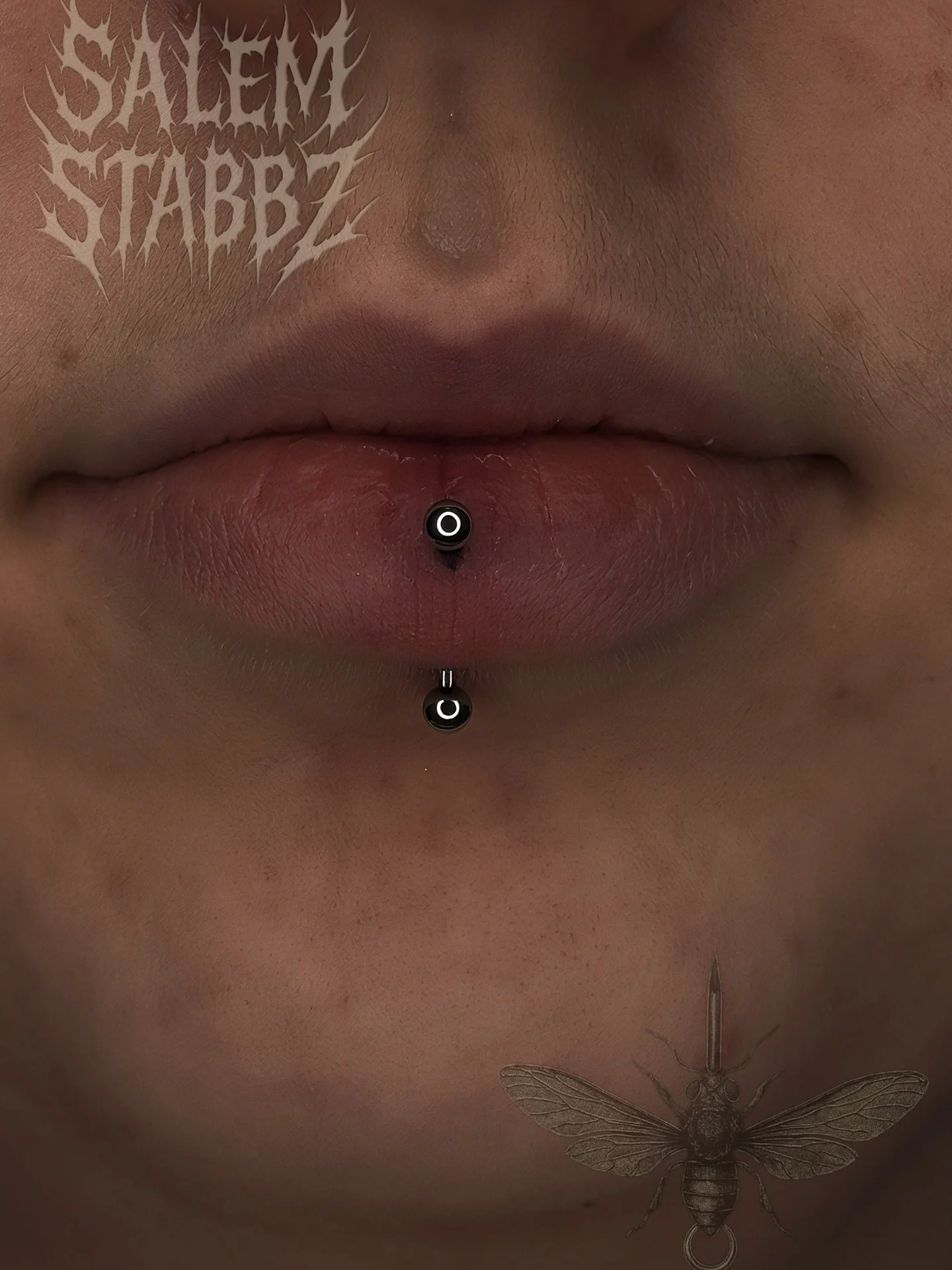 🪞Like looking through a mirror🪞
Gorgeous vertical labret for @01paige10 !
High polish implant grade titanium = you can see your reflection through it! Also makes for a much more comfortable and smoother heal ❤️‍🩹
👉👉👉To book, follow the l