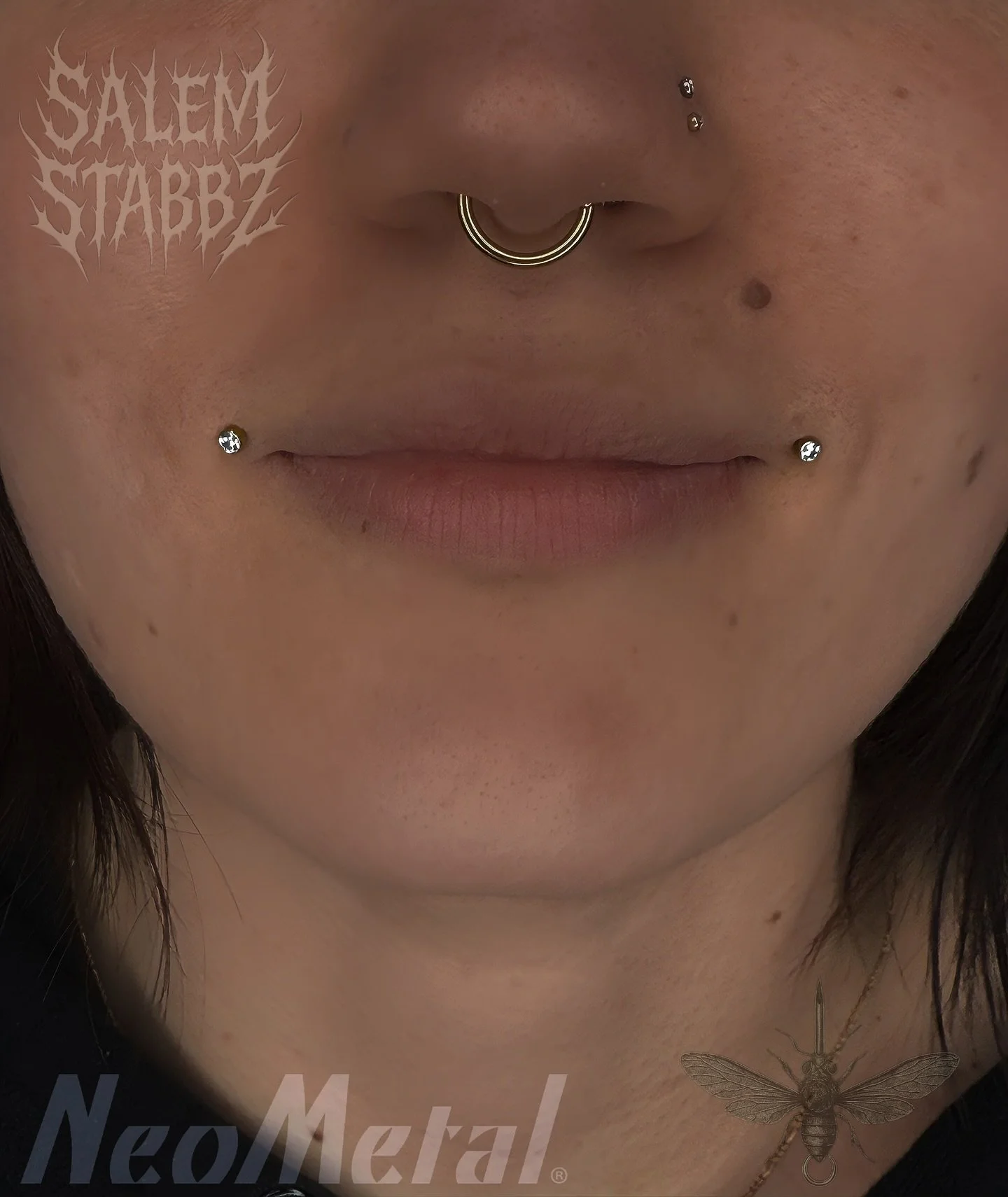 🥇🤩Nuthin but smiles🤩🥇
Cheeky dahlias! 
✨Healed? ✅
✨Downsized? ✅
✨@neometaljewelry? ✅
✨Anodised gold implant grade threadless titanium? ✅
✨Smiles? ✅✅✅✅
Thank you so much @danni.tattoos for taking such good care of my work! Love you to bits 🖤🖤