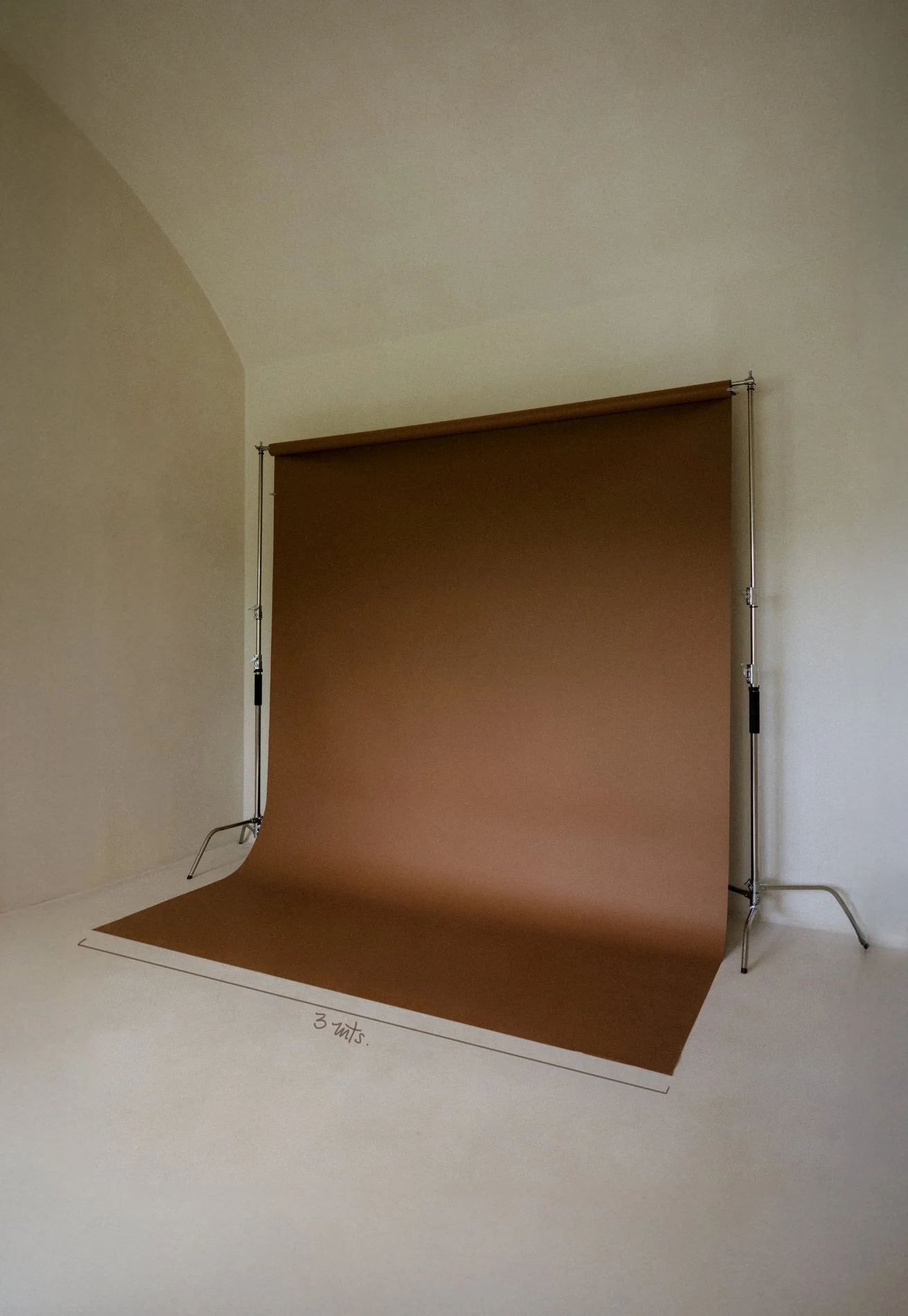 Renta de estudio equipado
Cicloramas de 3 metros de ancho
Luces flash y soft-boxes
Tripié c-stands
Talleres creativos 
Puerta en arco en pared y piso de chukum, espacio para fotografia de retratos
Couple-session , fashion shoot, and photography