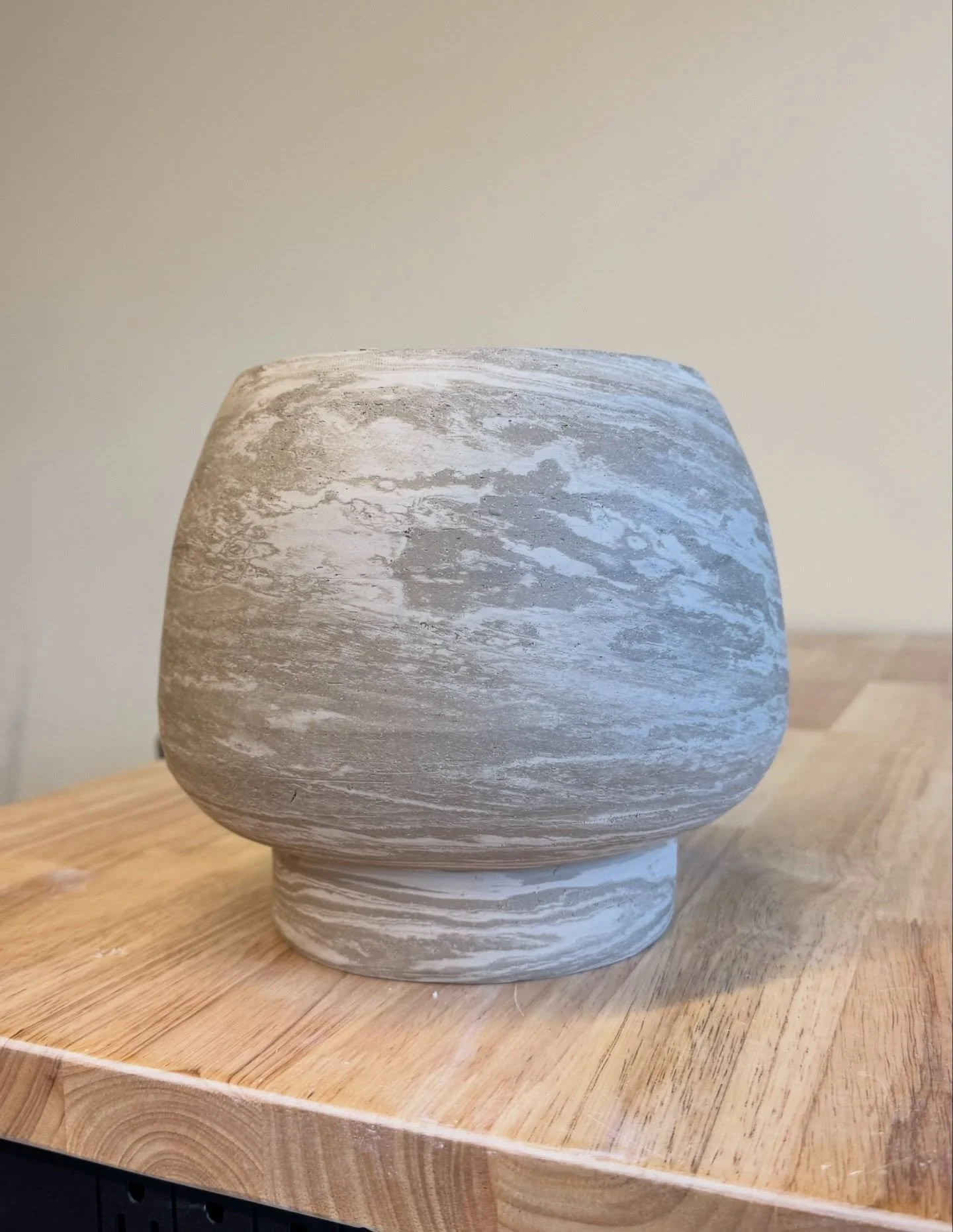 In a world full of automation, artificial intelligence, and instant gratification, choose handmade. Getting into pottery has given me a new appreciation for handmade goods, sustainable practices, and supporting other small businesses 🥹

#delayedgrat