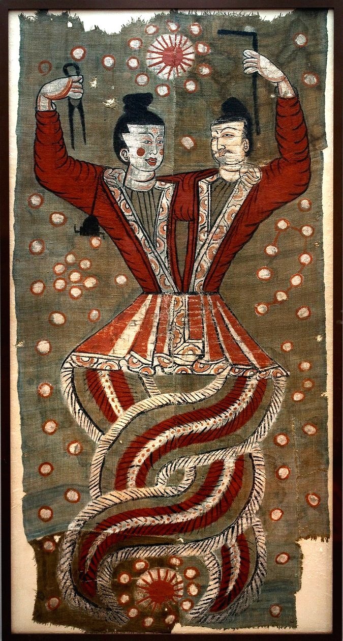 Ein traditionelles chinesisches Theaterbild zeigt zwei Tänzer in prächtigen Kostümen, die eine Zigarette rauchen, mit Feuerwerken im Hintergrund.