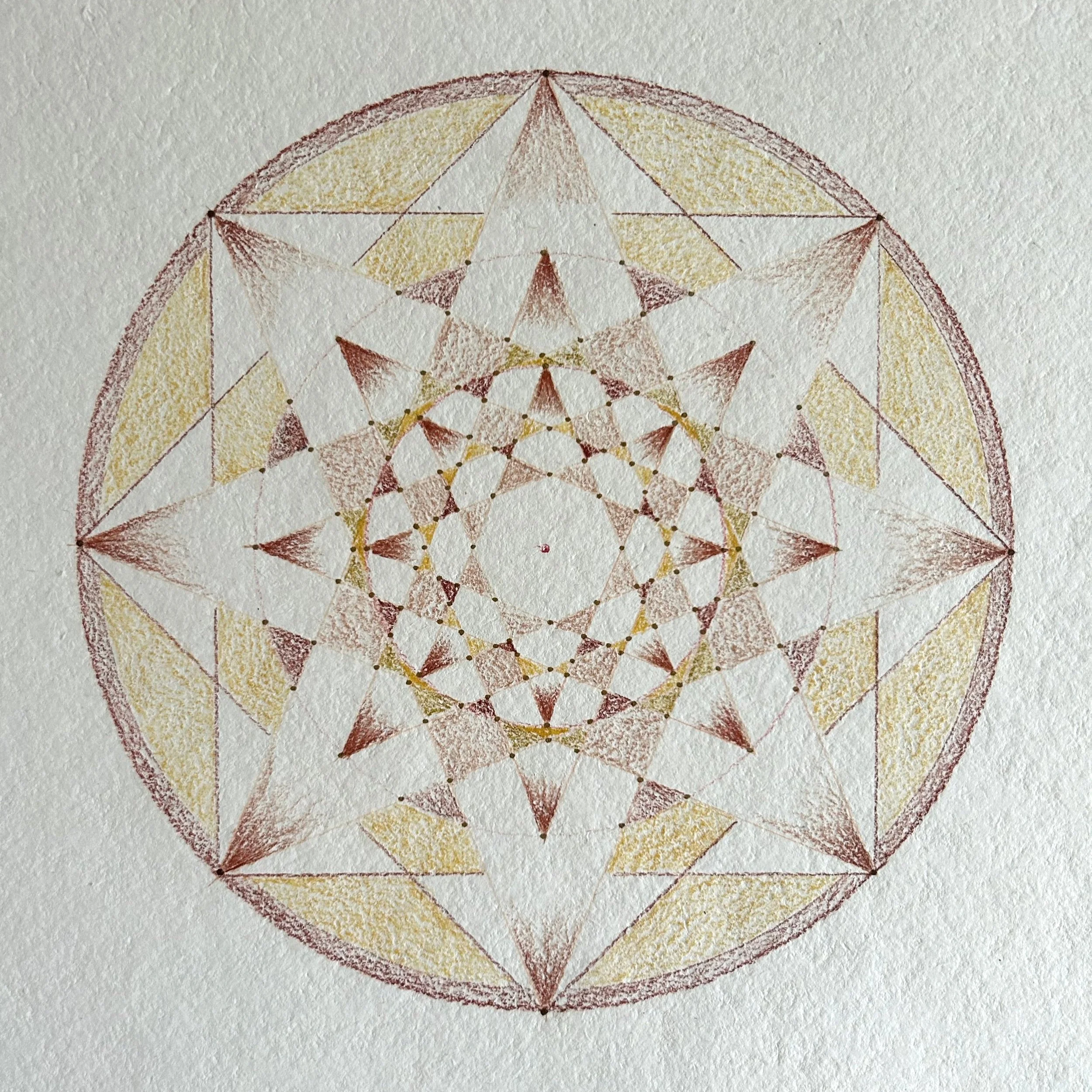 Geometrisches Mandala mit konzentrischen sechs- und achtzackigen Sternmustern in Rottönen und Gelb auf weißem Hintergrund.